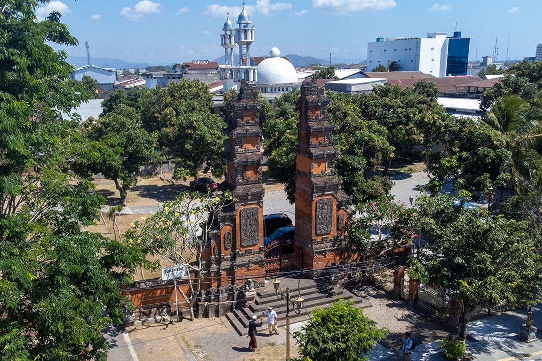 HIDUP DAMAI: Masjid dan pura berdampingan di Kecamatan Cakranegara, Mataram. Semua tempat ibadah itu digratiskan membayar air bersih. (IVAN/LOMBOK POST)