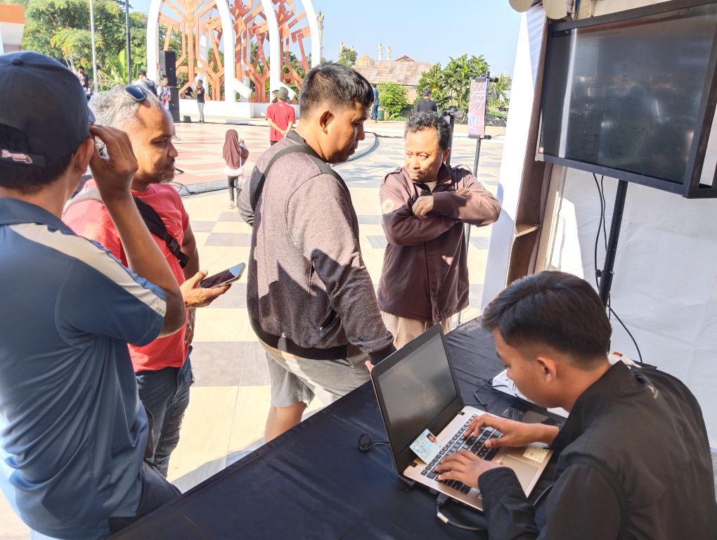 HARGA SPESIAL: Sejumlah pengunjung car free day Udayana membeli langsung tiket MotogP Mandalika 2024 usai diresmikan, Minggu (16/6).