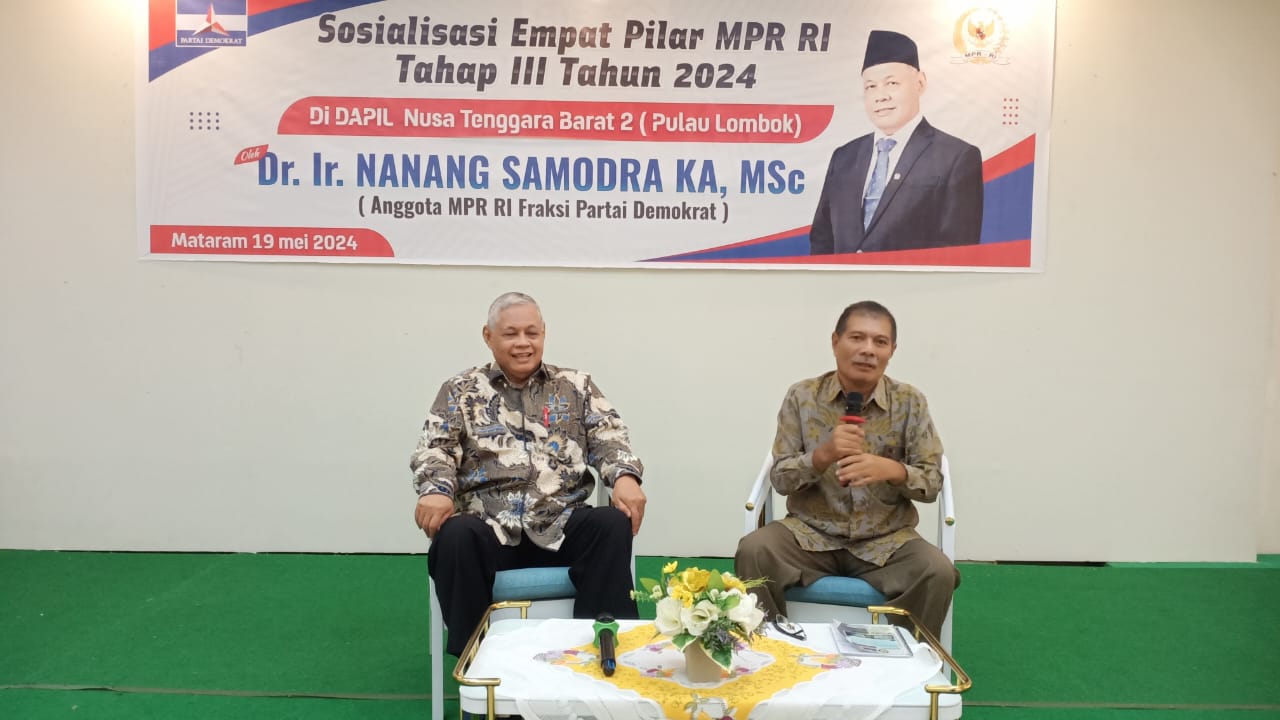 Anggota MPR RI H Nanang Samodra (kiri) saat sosialisasi empat pilar MPR RI di Mataram, beberapa waktu lalu. (ist/Lombok Post)