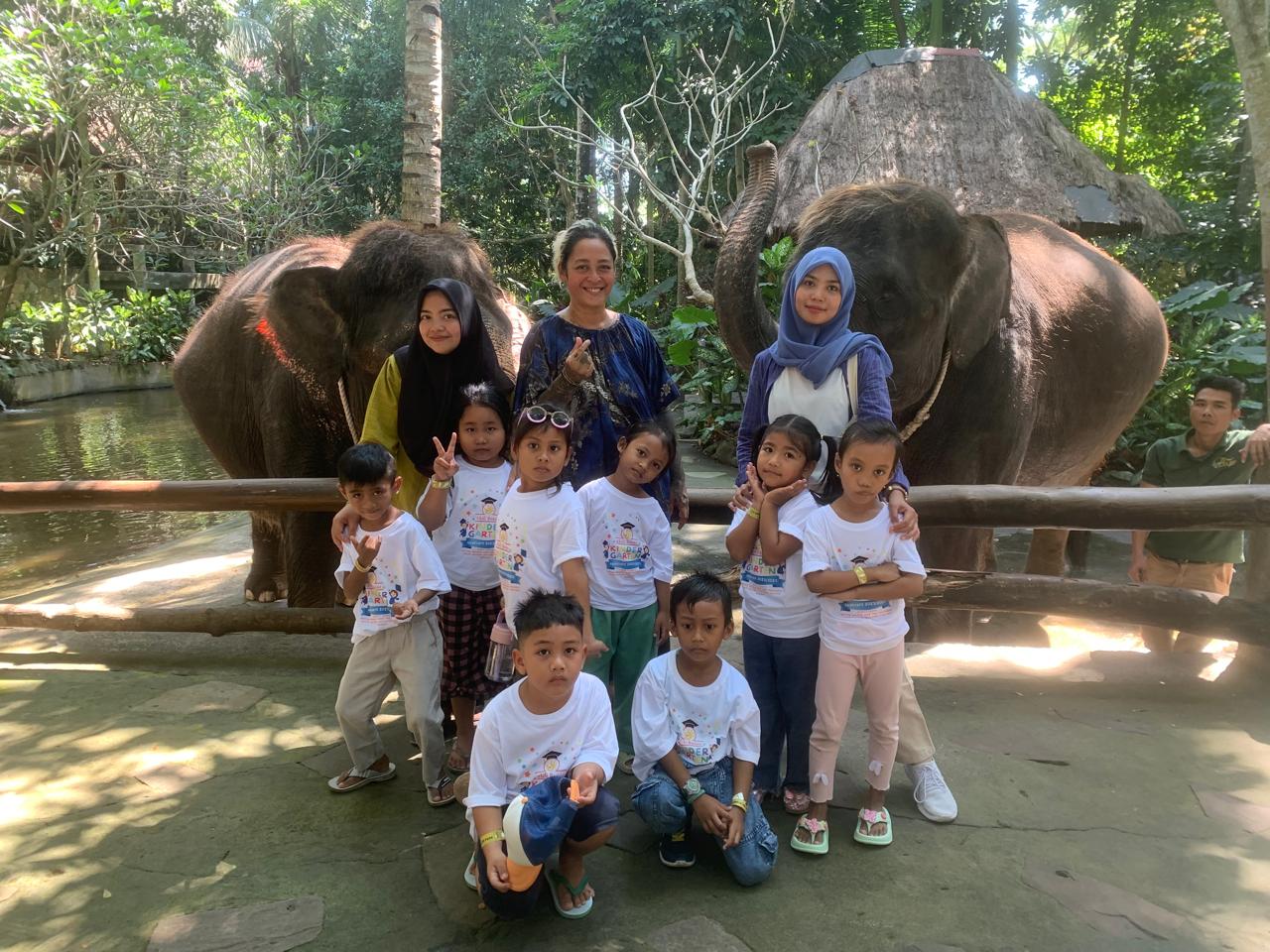 RAYAKAN WISUDA: Ketua Yayasan Chili Community House Noor Ain Hussin (tengah) bersama delapan anak didik dan guru PAUD Chili House saat mengunjungi Lombok Wildlife Park. (IST/LOMBOK POST)