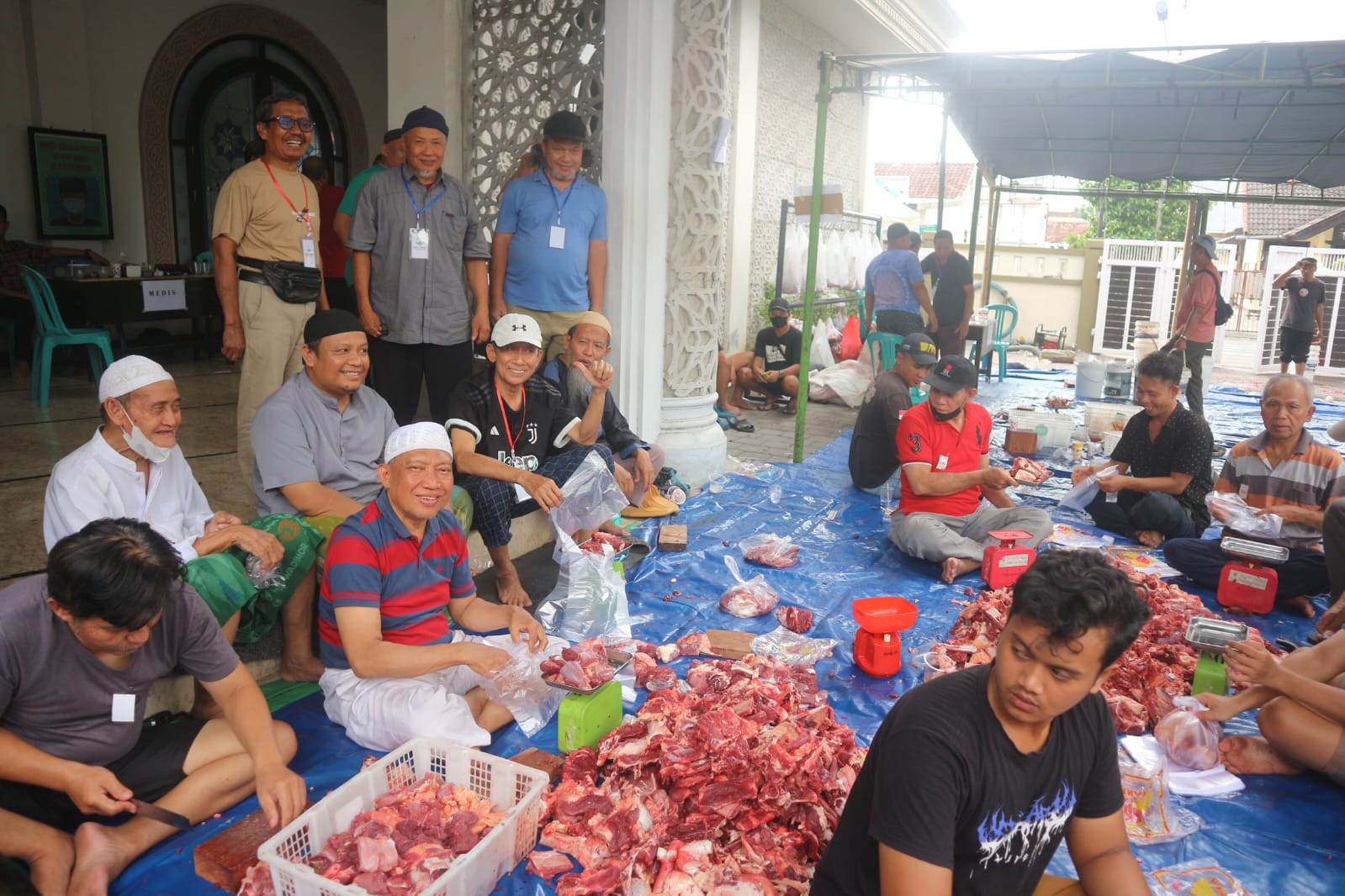 SIAP DIBAGIKAN: Panitia kurban di Lingkungan Bumi Pagutan Permai Kelurahan Pagutan Barat saat menyiapkan daging kurban di Masjid Raudhatul Jannah, kemarin (17/6). (TONI/LOMBOK POST)