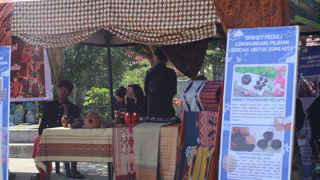 PAMERKAN: Siswa -Siswi SMAN 2 Selong saat memamerkan sejumlah karya hasil pembelajaran Projek Penguatan Profil Pelajar Pancasila (P5) pada acara pameran hasil pembelajaran P5. (SUPARDI/LOMBOK POST)