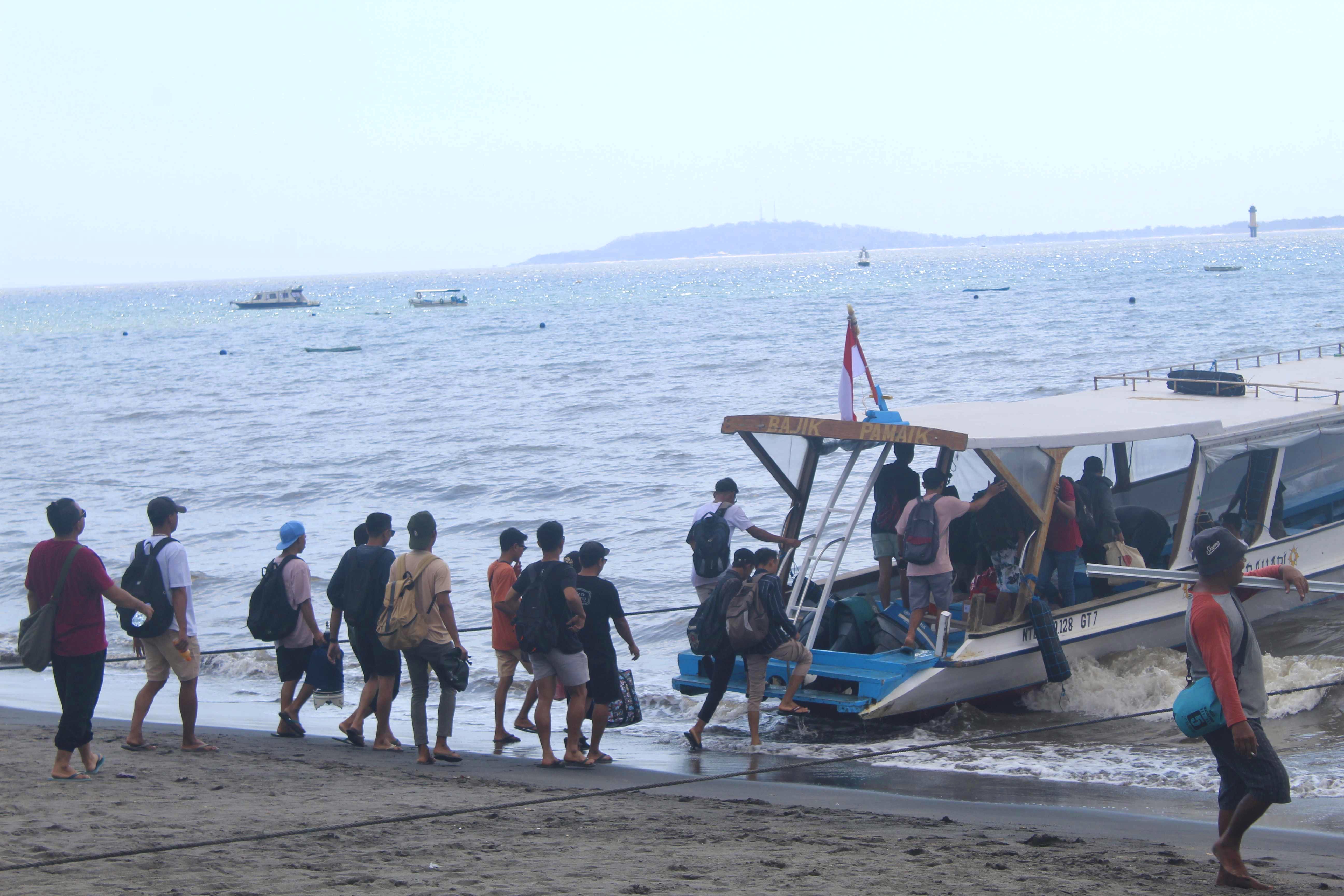 LAYANI PENUMPANG: Pelabuhan Bangsal selalu sibuk melayani penyeberangan wisatawan lokal maupun mancanegara dengan tujuan Gili Trawangan, Meno, dan Air di Kabupaten Lombok Utara. (DOK.LOMBOK POST)