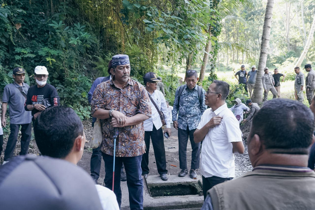 TINJAU: Satgasus Korsup Wilayah V KPK RI Dian Patria (kiri) saat turun melihat kondisi mata air Ambung di Desa Rempung, Kecamatan Pringgasela yang selama ini bermasalah. (KPK UNTUK LOMBOK POST)