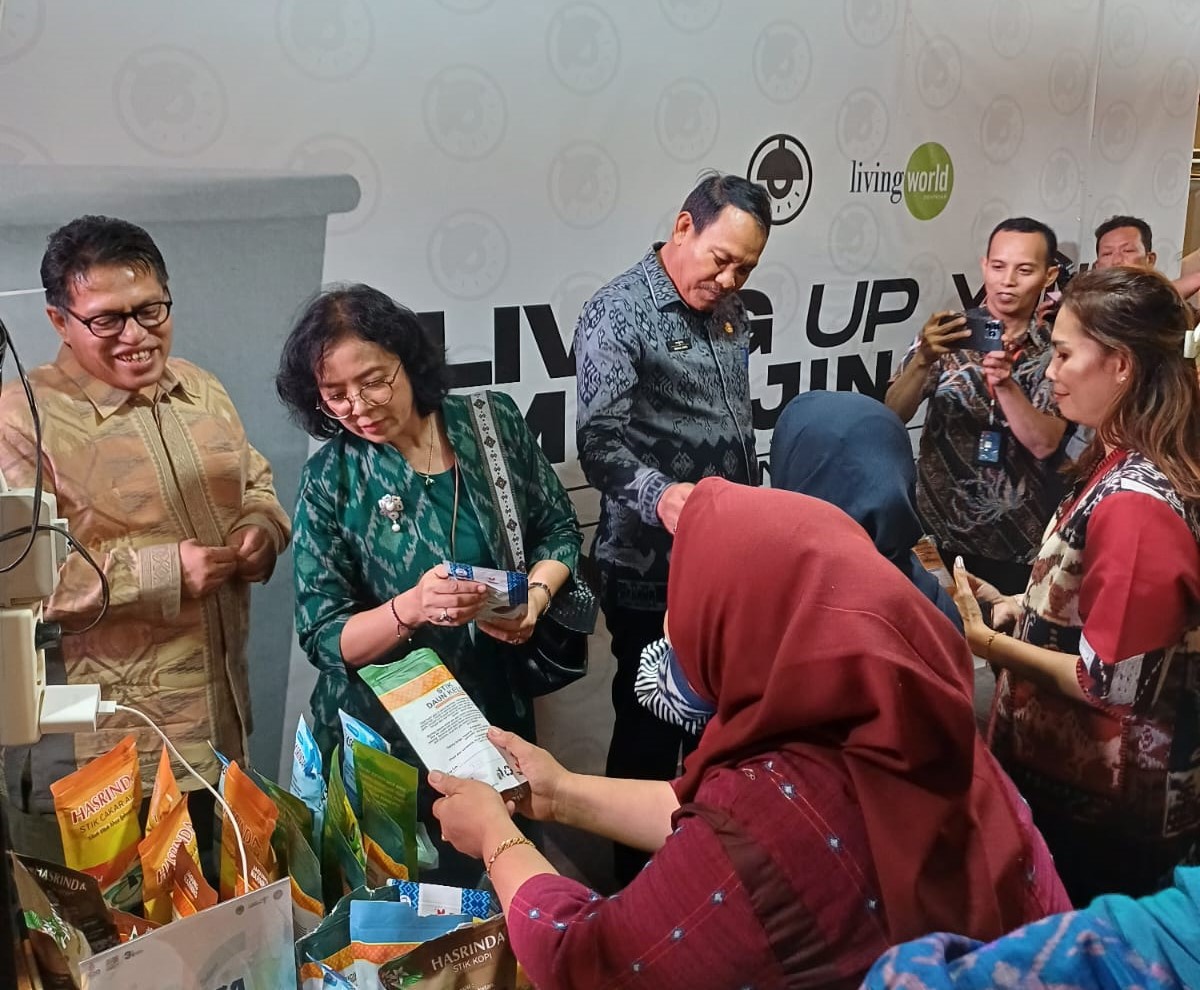 ANTUSIAS PENGUNJUNG: Salah satu stan UMKM yang cukup ramai dikunjungi pengunjung kegiatan Bali Jagadhita ke-5 di Bali, pekan lalu. (IST/LOMBOK POST)