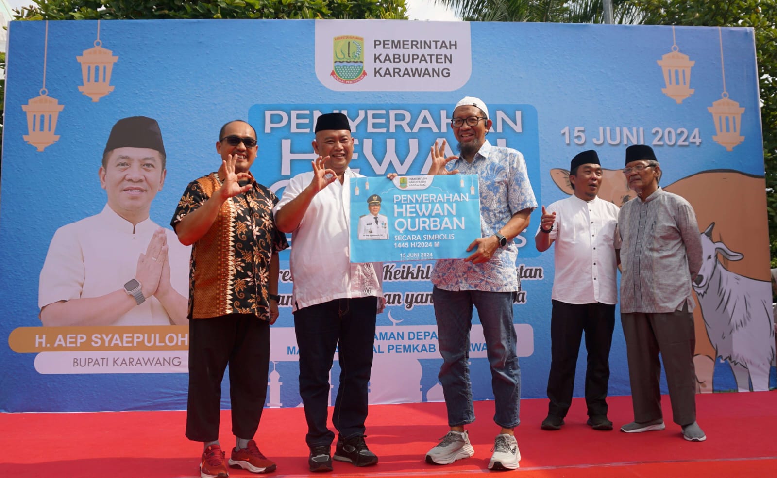 BERBAGI KEBAHAGIAAN: Daihatsu berbagi kebahagiaan dengan menyerahkan total 76 hewan kurban untuk masyarakat sekitar yang berlokasi di sekeliling pabrik ADM di 3 area