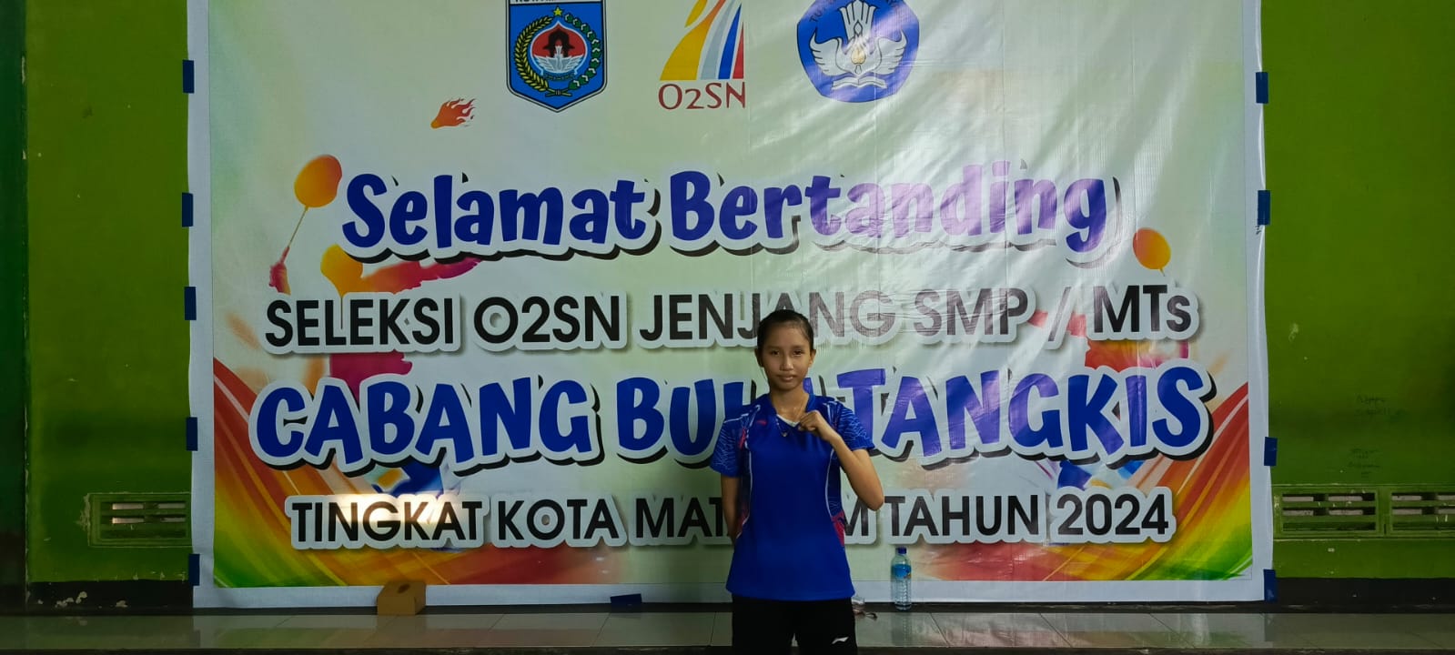 BERPRESTASI: Ghaniyyah Karunia Salsyahbilla, siswa SMPN 17 Mataram peraih medali emas pada O2SN cabor bulutangkis tingkat Kota Mataram.(SYAIF FOR LOMBOK POST)