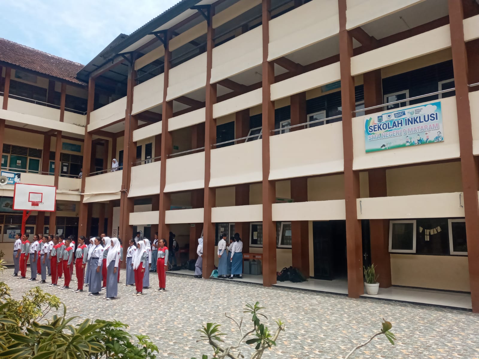 MEMBANGGAKAN: Sejumlah siswa SMAN 9 Mataram latihan baris-berbaris di halaman sekolah, belum lama ini.(ROJAI/LOMBOK POST)