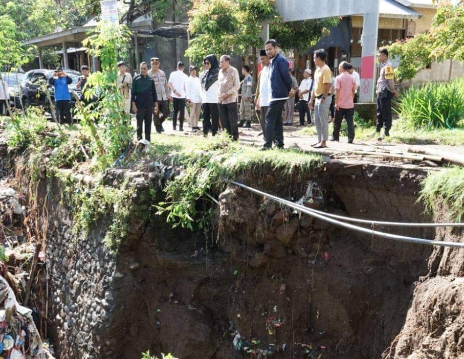 CEK: Pemkab Lombok Utara saat mengecek potensi bencana di Tanjung, beberapa waktu lalu. (BPBD KLU FOR LOMBOK POST)