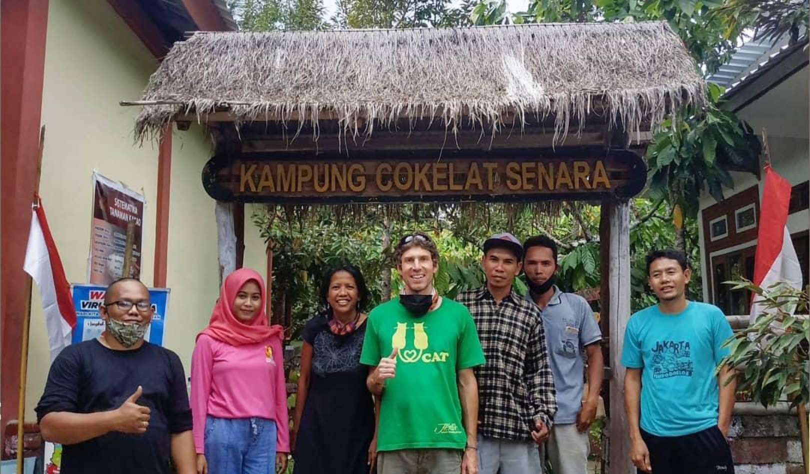 TARIK PENGUNJUNG: Sejumlah wisatawan yang berkunjung ke Kampung Cokelat Senara, di Genggelang, beberapa waktu lalu.(IST/LOMBOK POST)