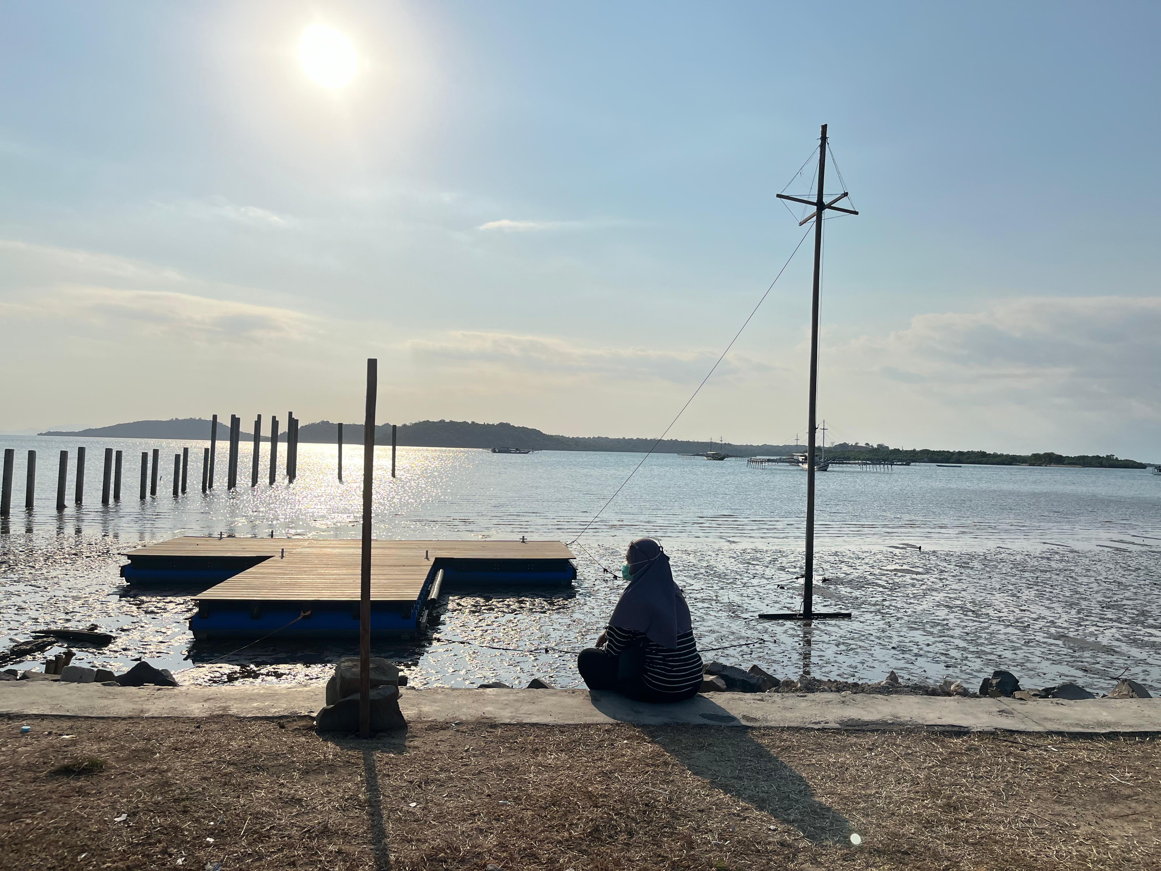 FASILITAS PENDUKUNG: Sebagai tempat bersandarnya perahu, dermaga apung menjadi fasilitas yang dinilai tepat sebagai tempat naik dan turunnya penumpang. (YUYUN/LOMBOK POST)