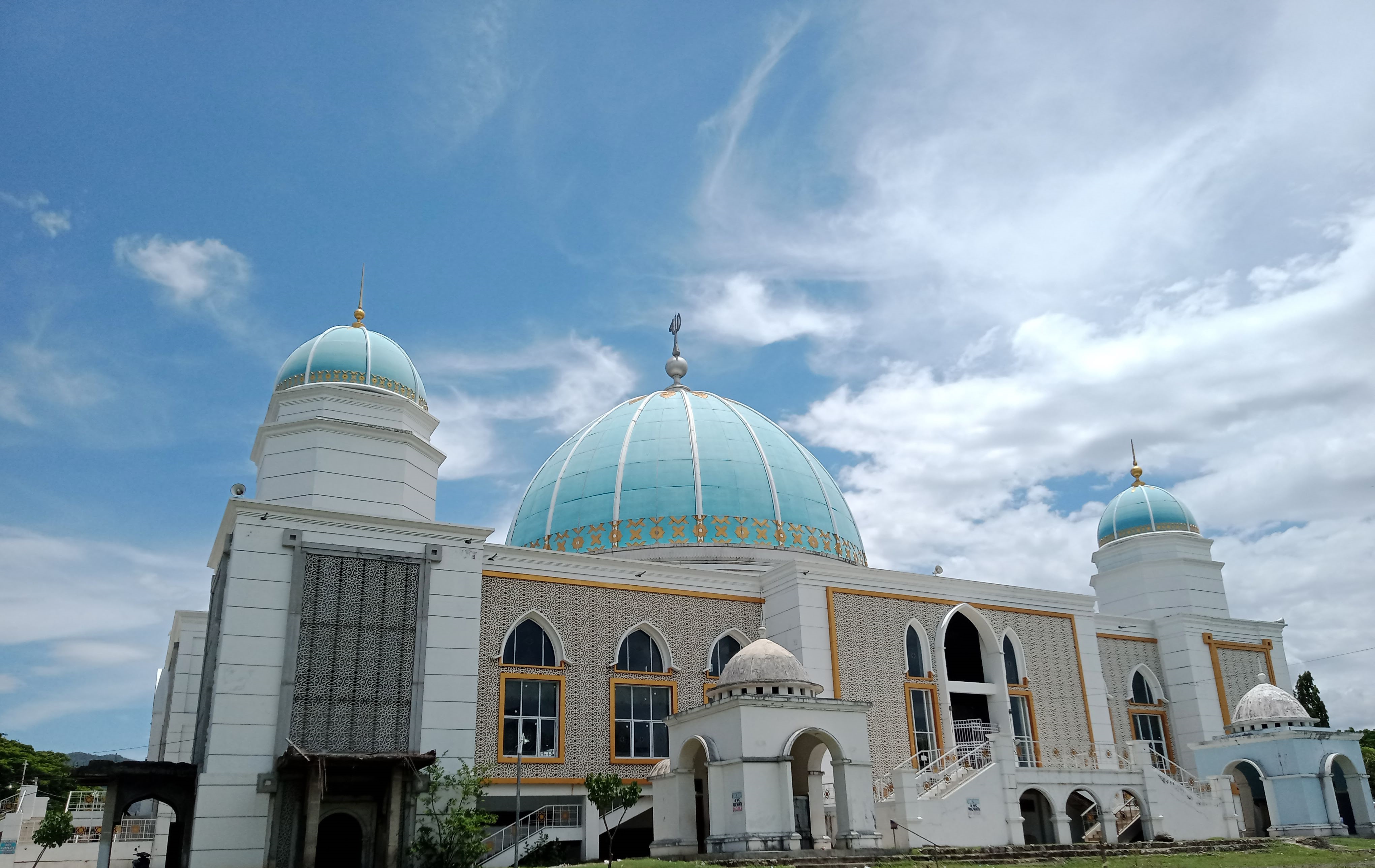JADI TEMUAN BPK: Rekanan belum membayar denda keterlambatan proyek Rehabilitasi Masjid Agung Al Muwahidin, Kota Bima.  (ISLAMUDDIN/LOMBOK POST)