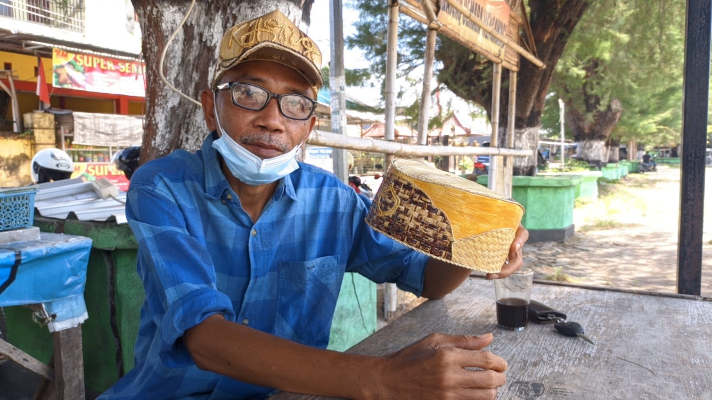 PRODUK UNIK: Najamuddin menunjukkan salah satu produk peci gedebong pisang karyanya, beberapa waktu lalu. (IST/LOMBOK POST)