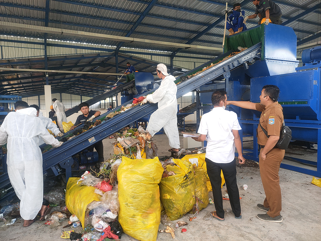PENGOLAHAN: Petugas TPST Sandubaya memilah sampah yang bakal diolah, beberapa waktu lalu. Sampah yang tidak bisa diolah dipisahkan ke bawah mesin dan menjadi residu. (HARLI/LOMBOK POST)