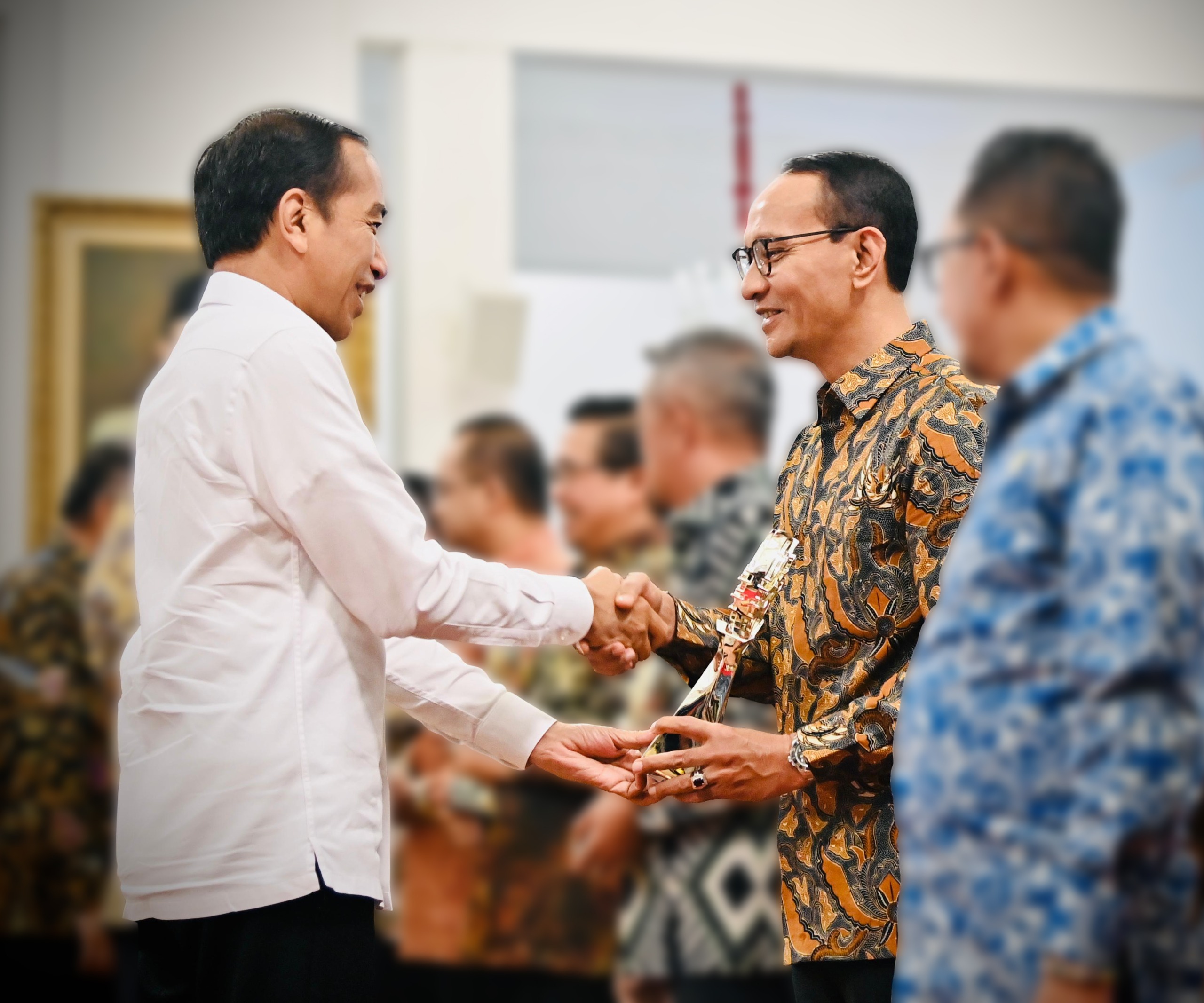DAPAT PENGHARGAAN: Presiden Joko Widodo (kiri) memberikan penghargaan kepada Wali Kota Mataram H Mohan Roliskana (kanan) atas prestasi juara satu TPID Award. (DISKOMINFO FOR LOMBOK POST)