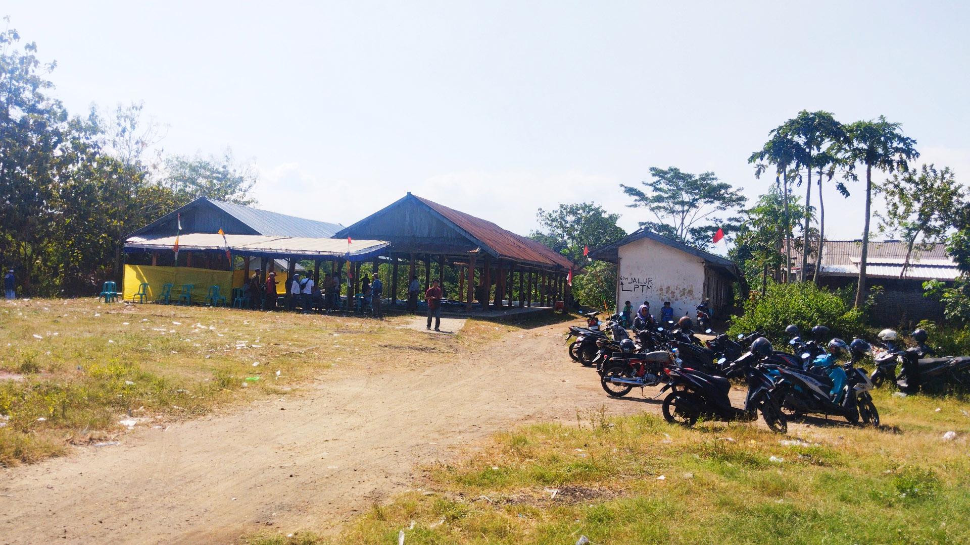 INI LOKASINYA: Lahan bekas Pasar Sulin, Desa Labulia, Kecamatan Jonggat ini akan menjadi lokasi pembangunan Rumah Sakit Yatim dan Duafa Tersenyum.  (Dewi/Lombok Post)