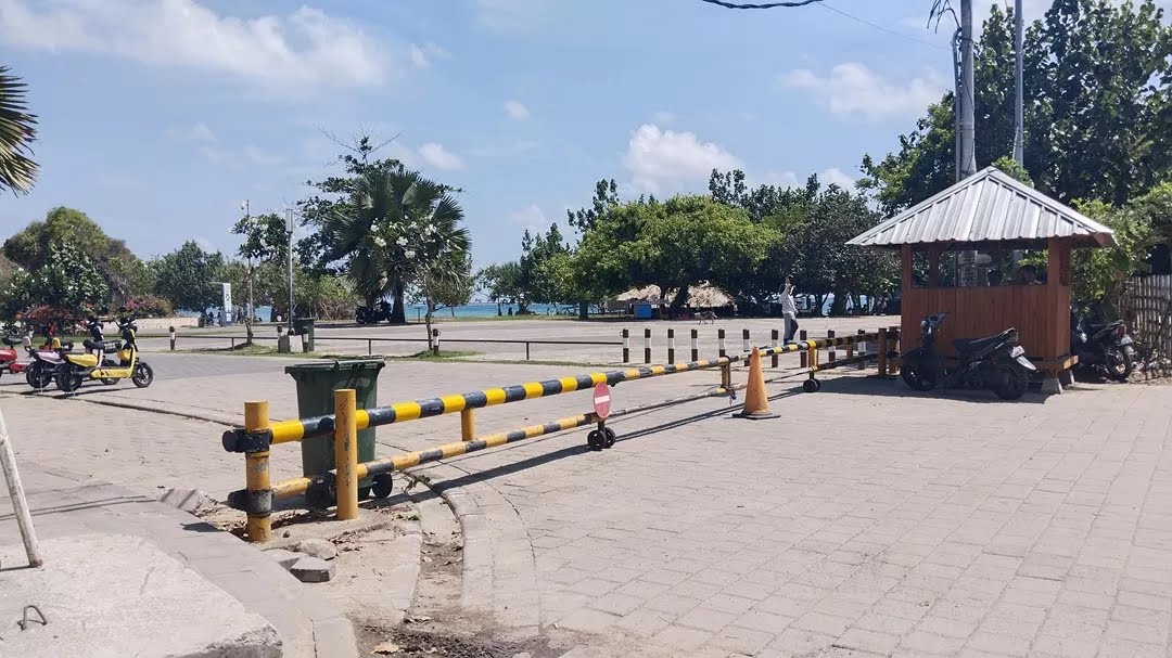 DIKELUHKAN: Portal bagian barat area Kuta Beach Park kembali dikeluhkan lantaran membuat omzet pengusaha setempat menurun.  (Dok/Lombok Post)