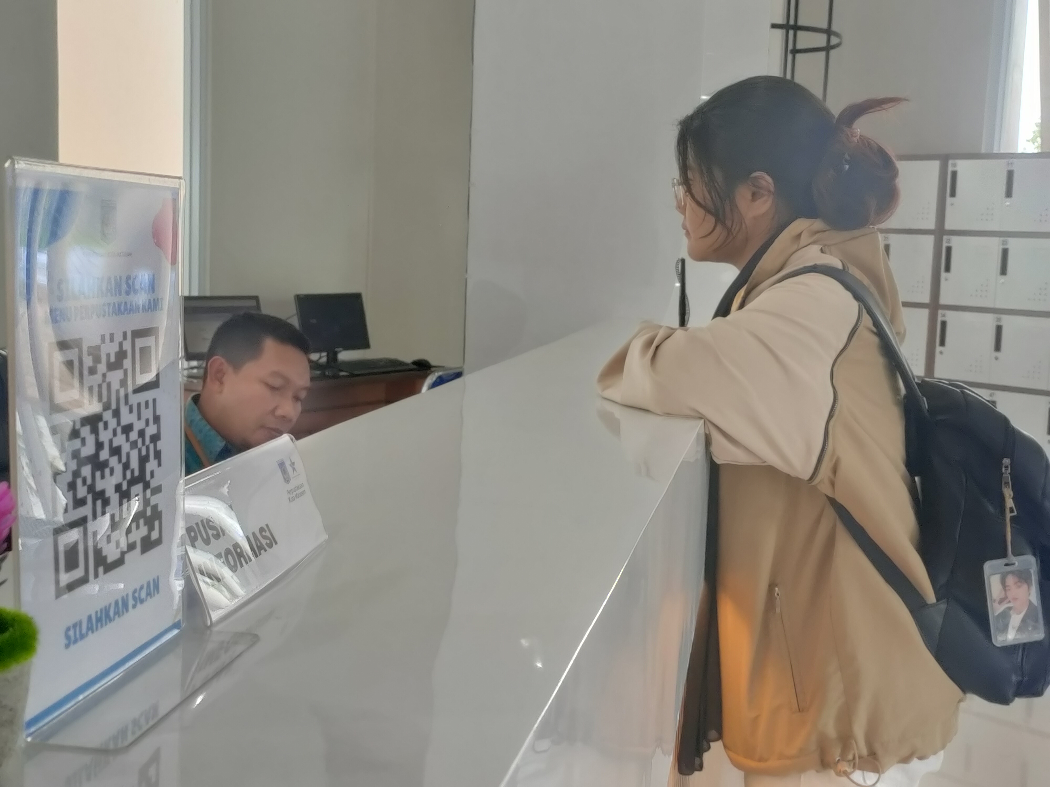 TUNTUT ILMU: Mahasiswa Universitas Terbuka Dinda Aprilia dilayani petugas saat mengunjungi Gedung Arsip dan Perpustakaan Kota Mataram, kemarin (19/6). (HARLI/LOMBOK POST)