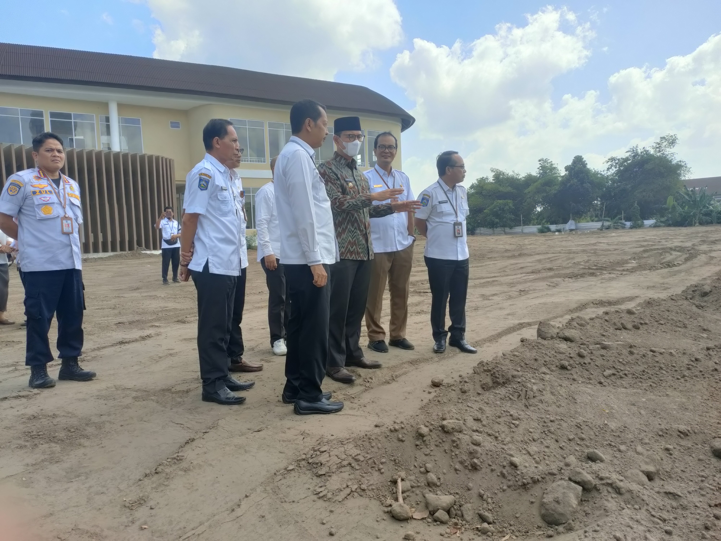 BERIKAN SOLUSI PEDAGANG:Wali Kota Mataram H Mohan Roliskana didampingi Sekda Kota Mataram Lalu Alwan Basri dan pejabat Pemkot Mataram melihat kondisi lahan di samping Gedung Arsip. (HARLI/LOMBOK POST)