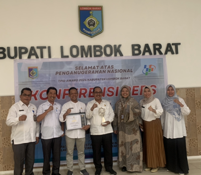 FOTO BERSAMA : Bupati Lombok Barat Ilham (tengah) memegang piala penghargaan untuk TPID Kabupaten berkinerja terbaik. (CHIA/LOMBOK POST)