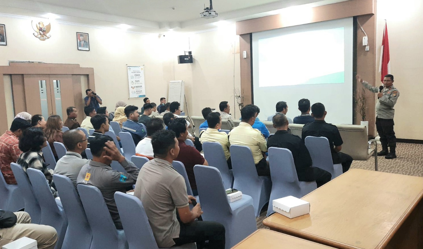 CEGAH RADIKALISME: Satbinmas Polresta Mataram saat melakukan sosialisasi sistem manajemen pengamanan perusahaan dan pencegahan radikalisme serta tindak pidana terorisme. (DOK POLRESTA MATARAM)