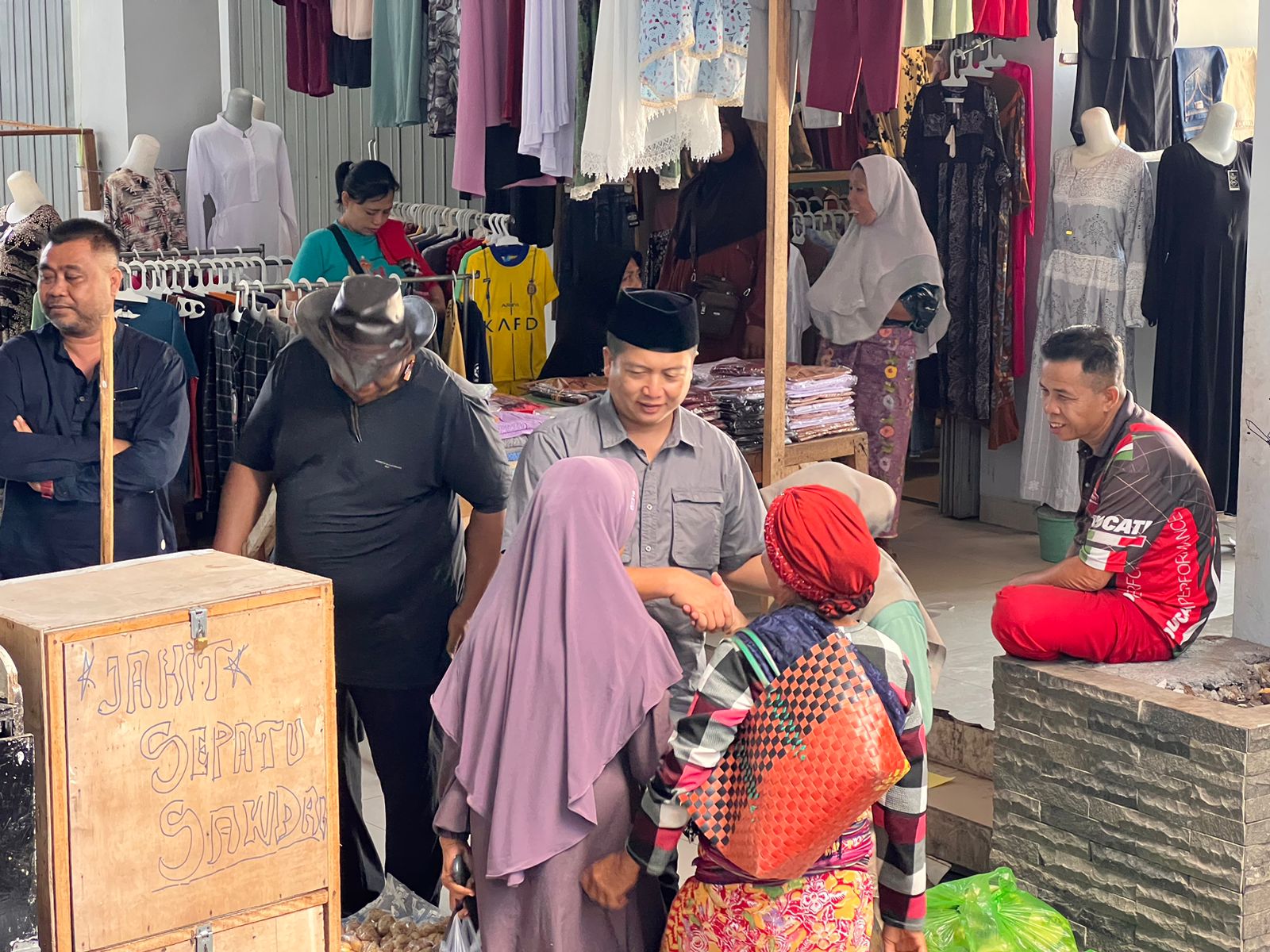 BELUSUKAN: Bacagub NTB Lalu Muhammad Iqbal (kopiah hitam) bersalaman dengan sejumlah warga di Pasar Renteng, Praya, Loteng.