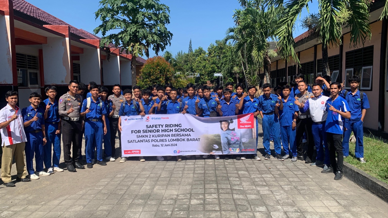 KOLABORASI : Tim safety riding Astra Motor NTB bersama siswa SMKN 2 Kuripan, beberapa waktu lalu.(HONDA FOR LOMBOK POST)