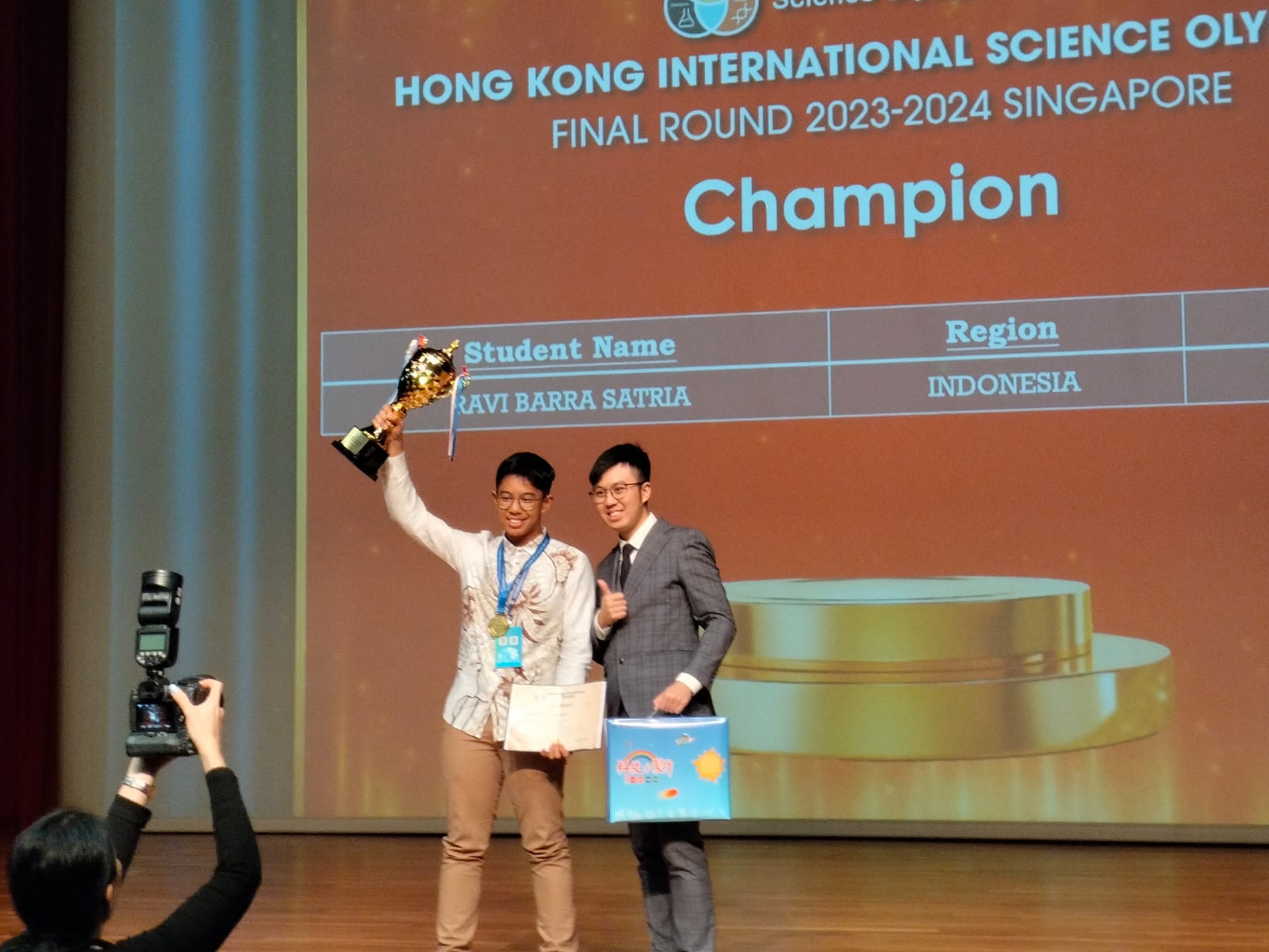 MEMBANGGAKAN: Ravi Barra Satria, siswa MTsN 1 Mataram mengangkat trofi juara HKISO di Hongkong, pekan lalu.