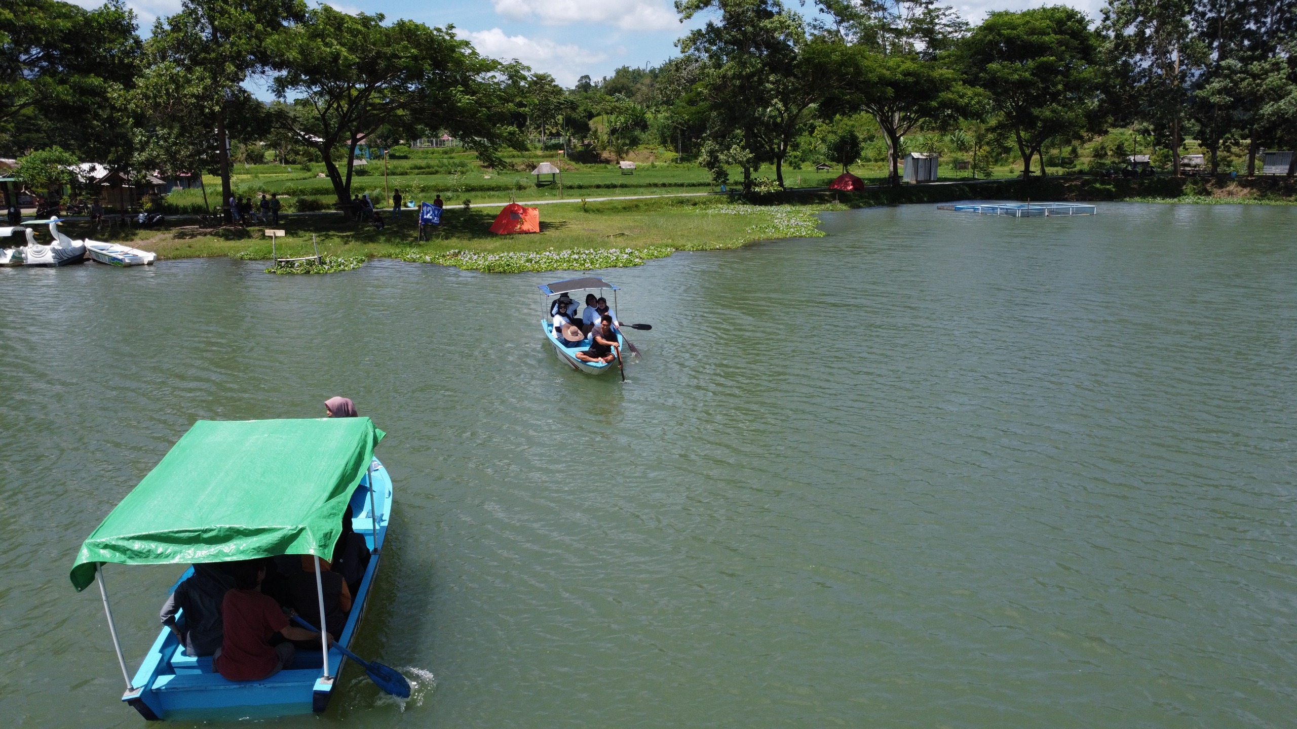 BERLIBUR : Wisatawan Gunung Jae sedang menikmati keindahan danau menggunakan sampan, beberapa waktu lalu.  (CHIA/LOMBOK POST)