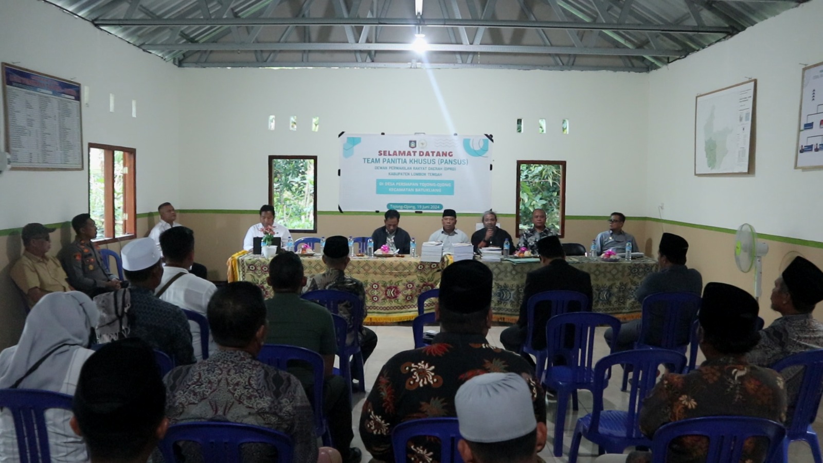 VERIFIKASI LAPANGAN: Pansus DPRD Loteng melakukan peninjauan lapangan di Desa Pemekaran Tojong-Ojong, Kecamatan Batukliang, Rabu (19/6) lalu.  (Dewi/Lombok Post)