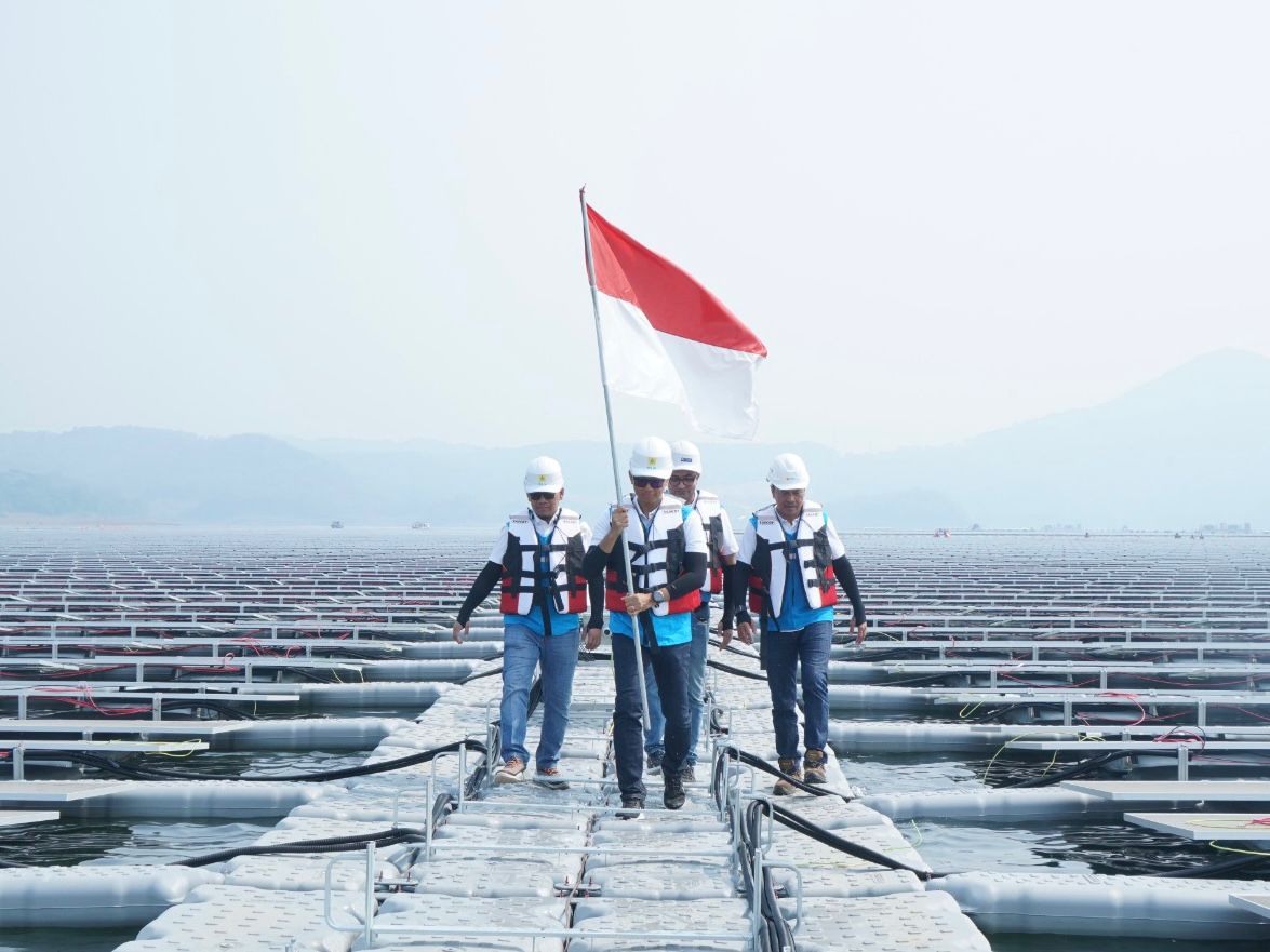Dirut PLN Darmawan Prasodjo bersama jajarannya mengibarkan Bendera Merah-Putih.