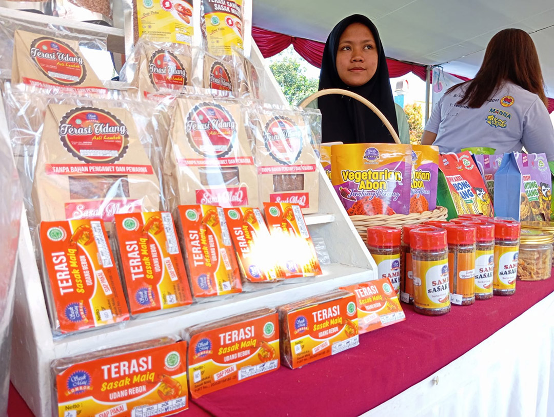 DIKURASI: Salah satu stan UMKM dalam kegiatan bazar, beberapa waktu lalu. Jelang MotoGP 2024, UMKM NTB kembali akan dikurasi.  (FERIAL/LOMBOK POST)
