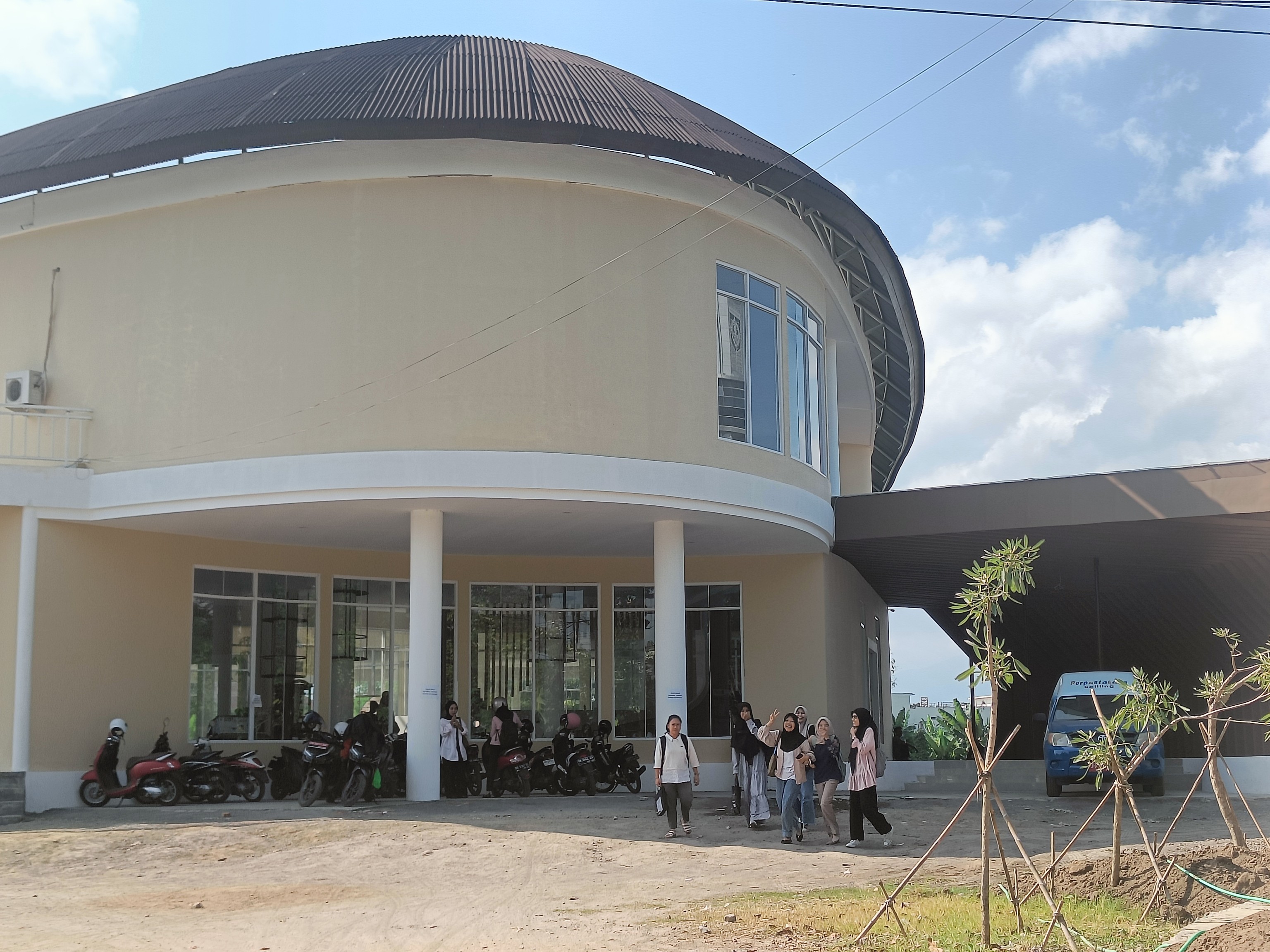 BERMASALAH: Sejumlah pengunjung Gedung Arpus Kota Mataram, saat berjalan keluar, kemarin (20/6).(ZAD/LOMBOK POST)