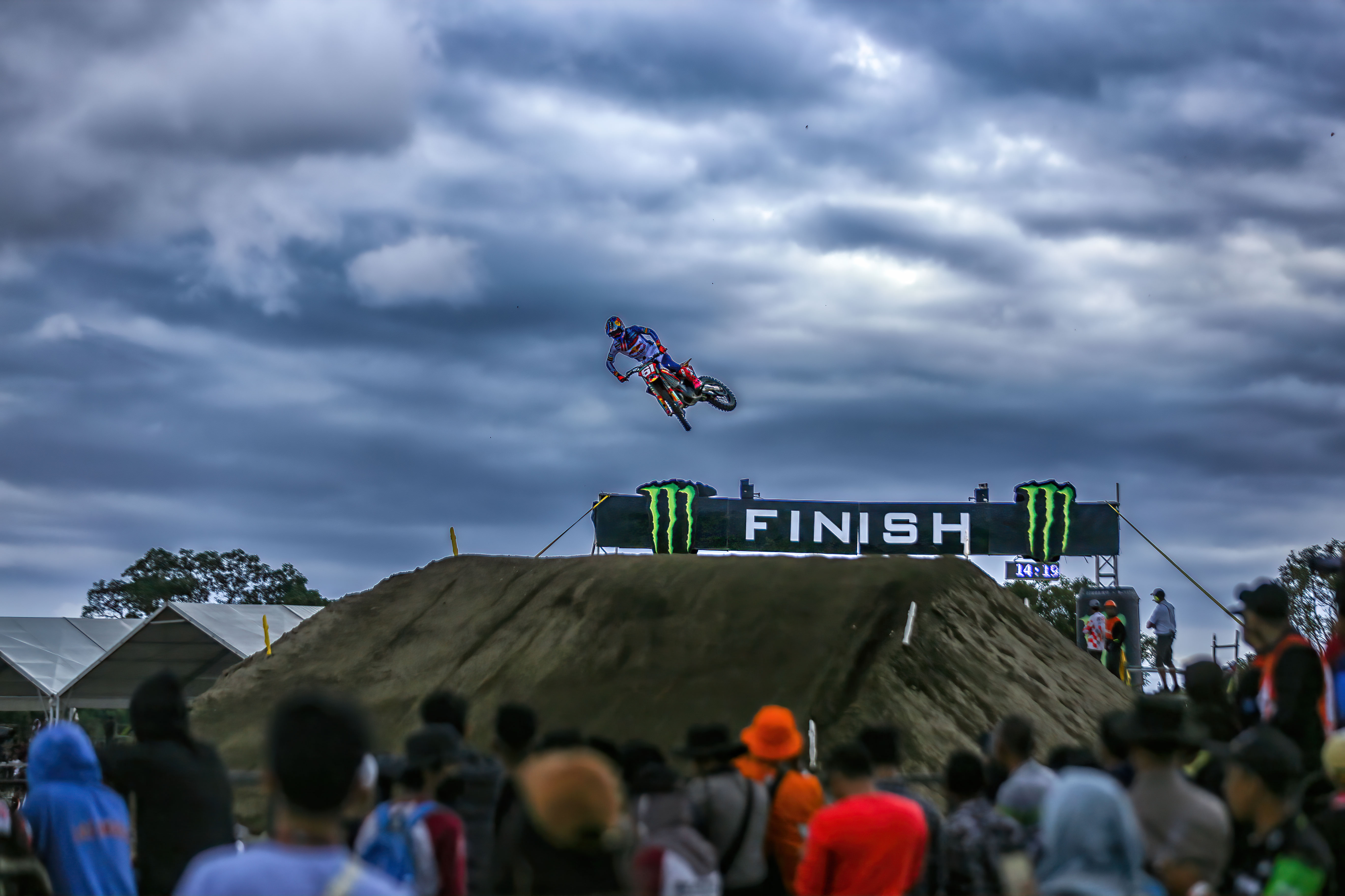 GARIS FINISH: Momen keseruan aksi pembalap pada ajang MXGP Lombok, tahun lalu.(IVAN/LOMBOK POST)