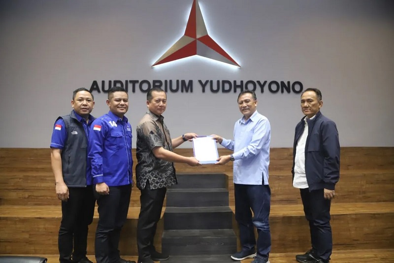 AMUNISI BARU: Bacagub NTB Lalu Muhammad Iqbal menerima surat tugas dari DPP Demokrat yang diserahkan Sekretaris Majelis Tinggi Partai Demokrat Andi Malarangeng (dua kanan) di Jakarta, Kamis (20/6).