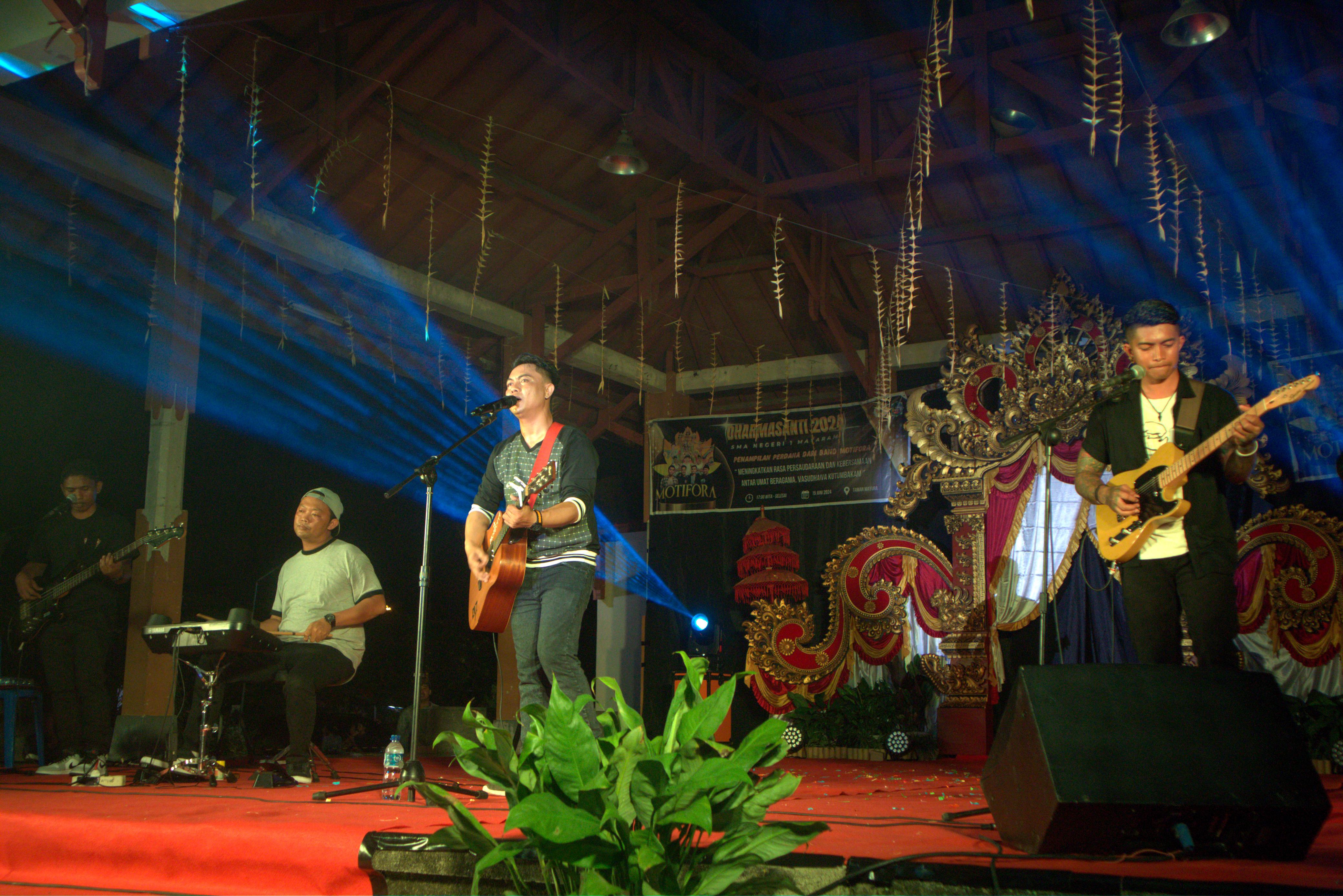 ATRAKTIF: Grup band asal Bali, Motifora menjadi gues star dalam perayaan Dharma Santi yang digelar Kerohanian Hindu Smansa (KHS) di Taman Mayura, Sabtu (15/6).