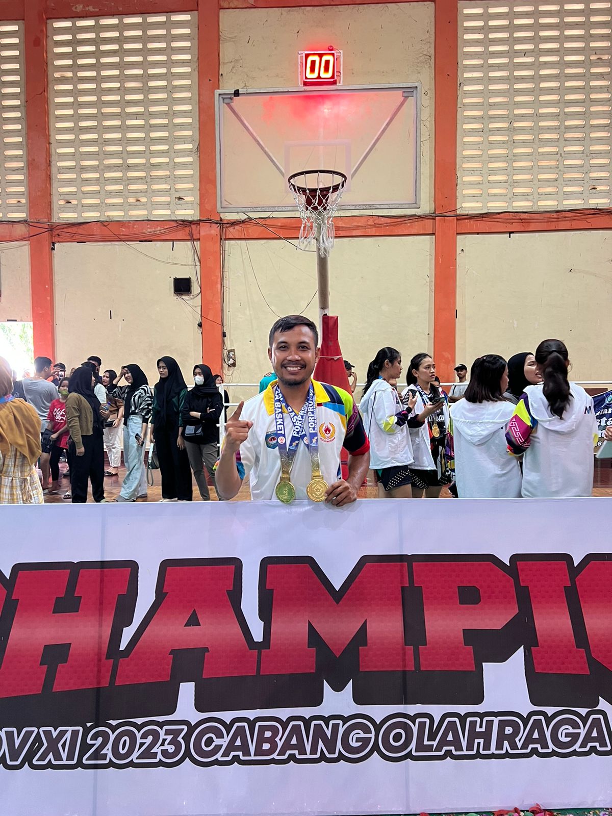 TUNJUKKAN PRESTASI: Pelatih basket Noor Khairuddin berpose setelah menerima medali penghargaan setelah meraih juara pada turnamen basket di GOR Bhakti Mulia, Mataram, beberapa waktu lalu.