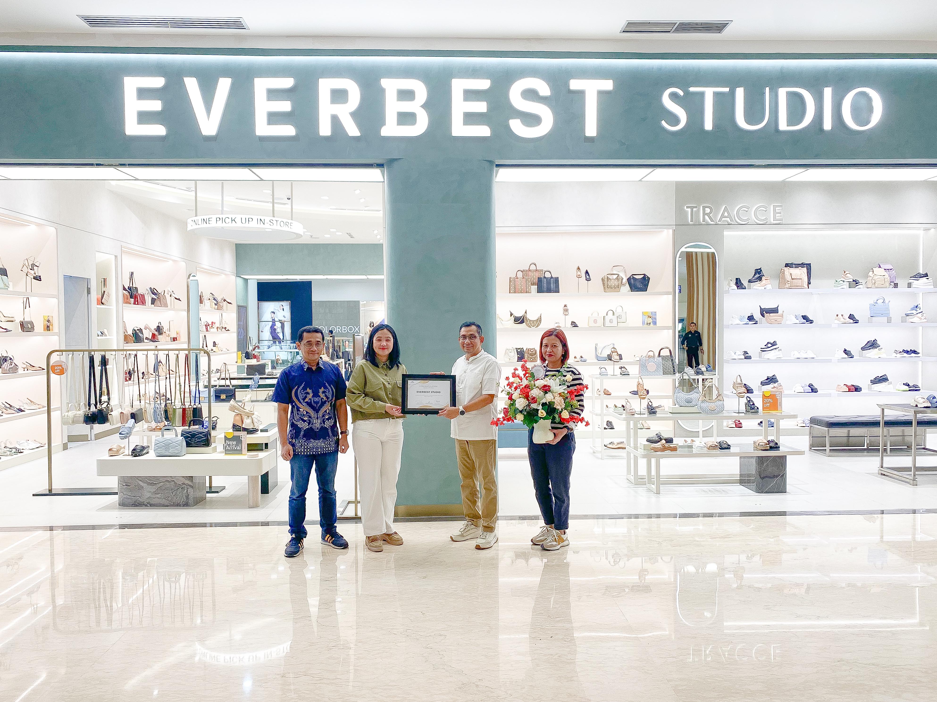 REOPENING: General Manager (GM) LEM Salim Abdad (kanan) memberikan piagam reopening gerai Everbest Group, Everbest Studio di Ground Floor LEM, Jumat (21/6). (LEM FOR LOMBOK POST)