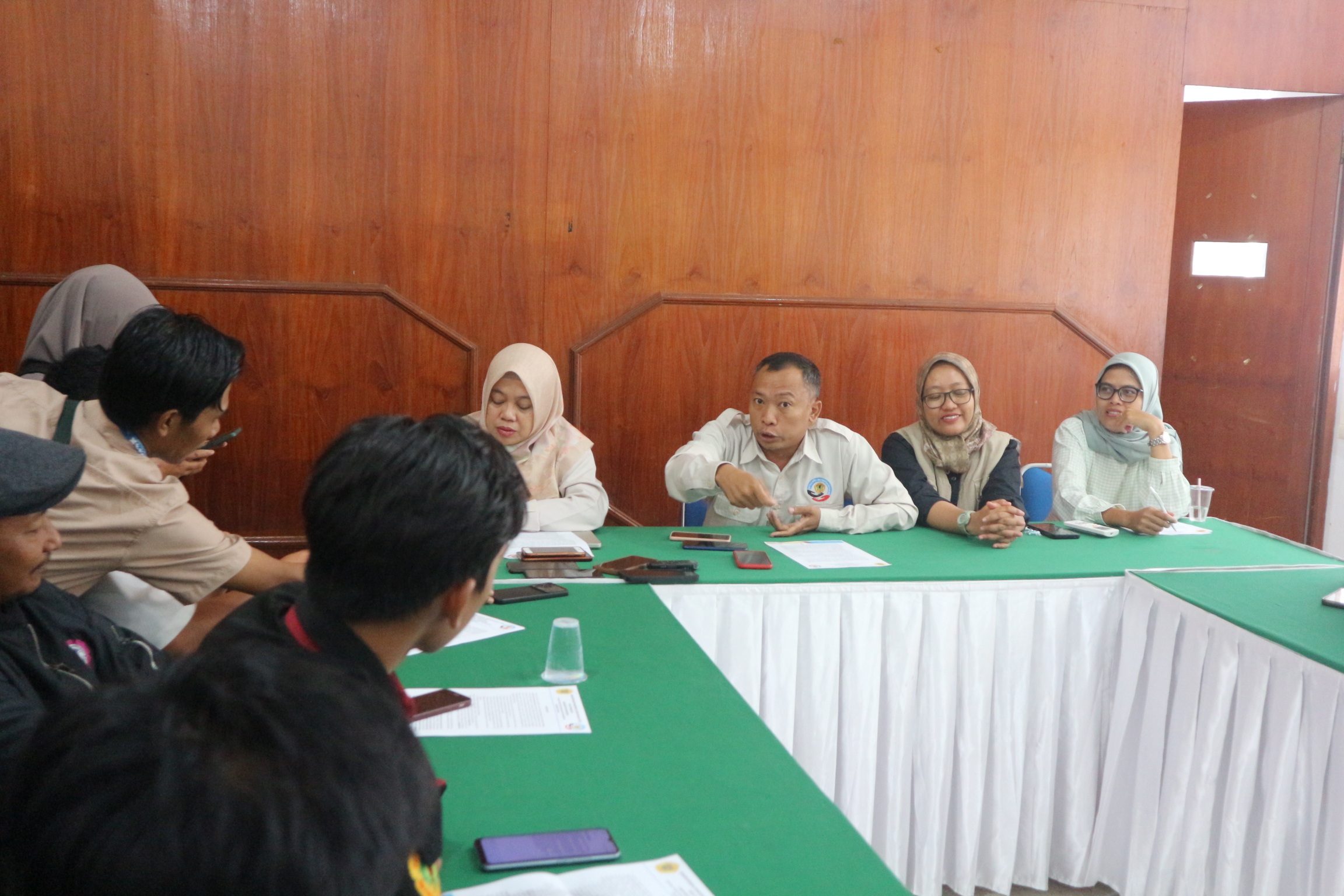 TINDAK TEGAS: Satgas PPKS Universitas Mataram menggelar konferensi pers di Aula Lantai 4 Gedung Rektorat, kemarin (21/6).(TONI/LOMBOK POST)