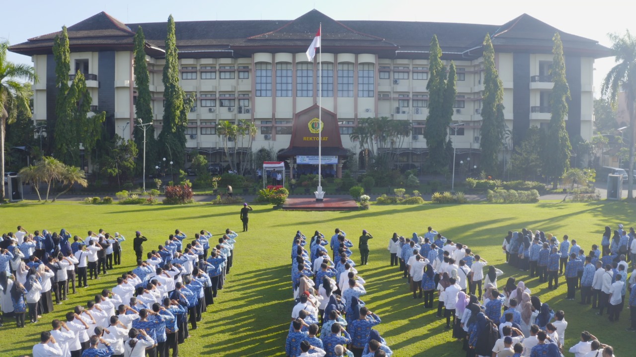 UPACARA : Mahasiswa dan para petinggi kampus Unram saat melaksanakan apel di halaman depan kampus setempat, belum lama ini. (DOK.LOMBOK POST)