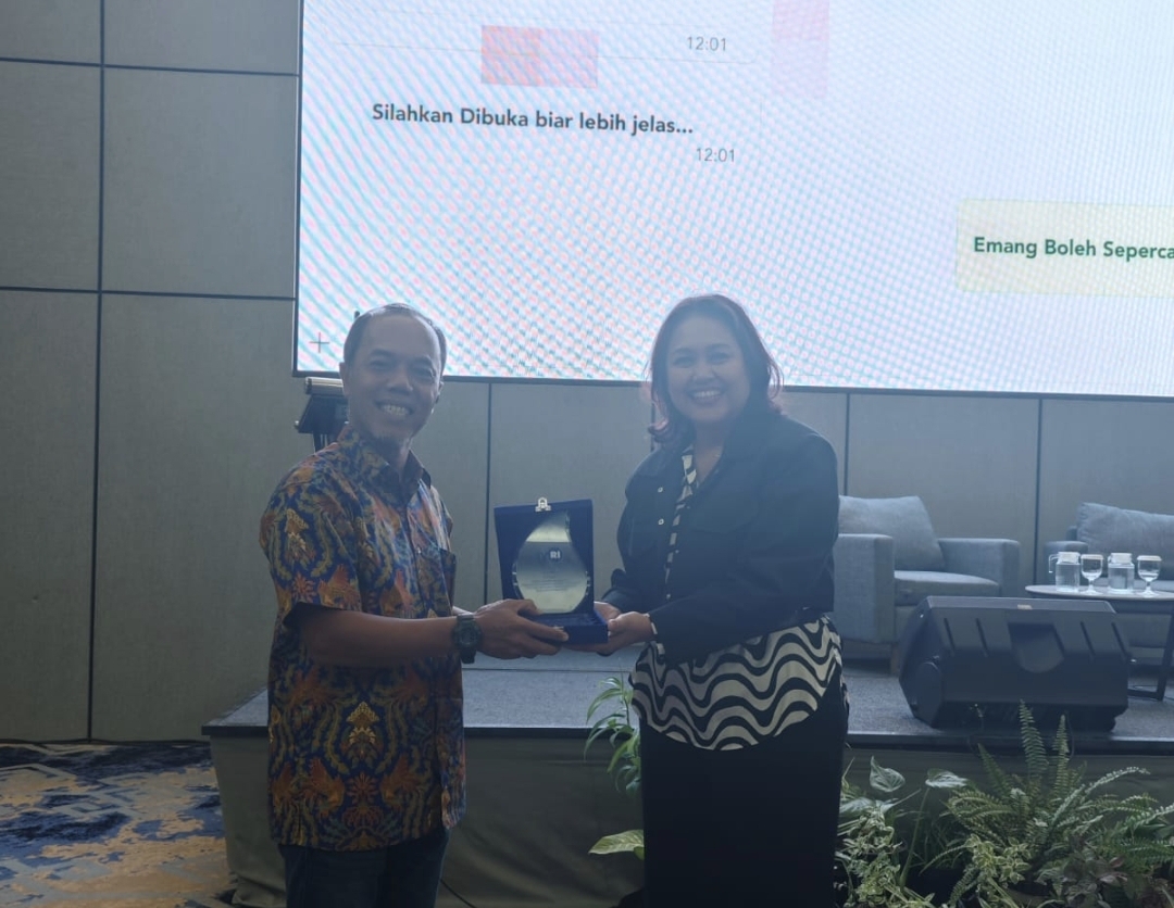 Direktur Pengembangan Usaha LPP TVRI Retno Wulan Kartiko Purbodjati menyerahkan penghargaan kepada perwakilan PLN UIP Nusra.