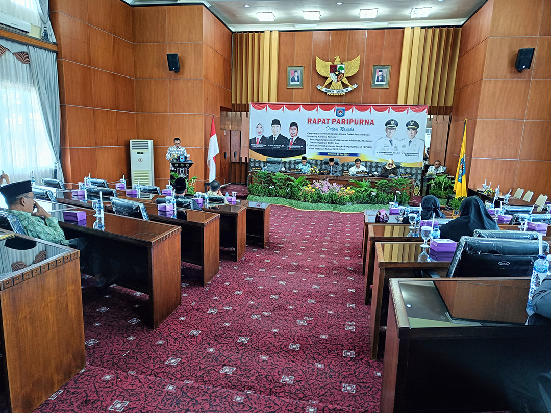KHIDMAT: Suasana rapat paripurna DPRD Kota Mataram dengan agenda Jawaban Eksekutif terhadap Pandangan Umum Fraksi-fraksi tentang Pertanggungjawaban Pelaksanaan APBD dan RPJPD. (ZAD/LOMBOK POST)