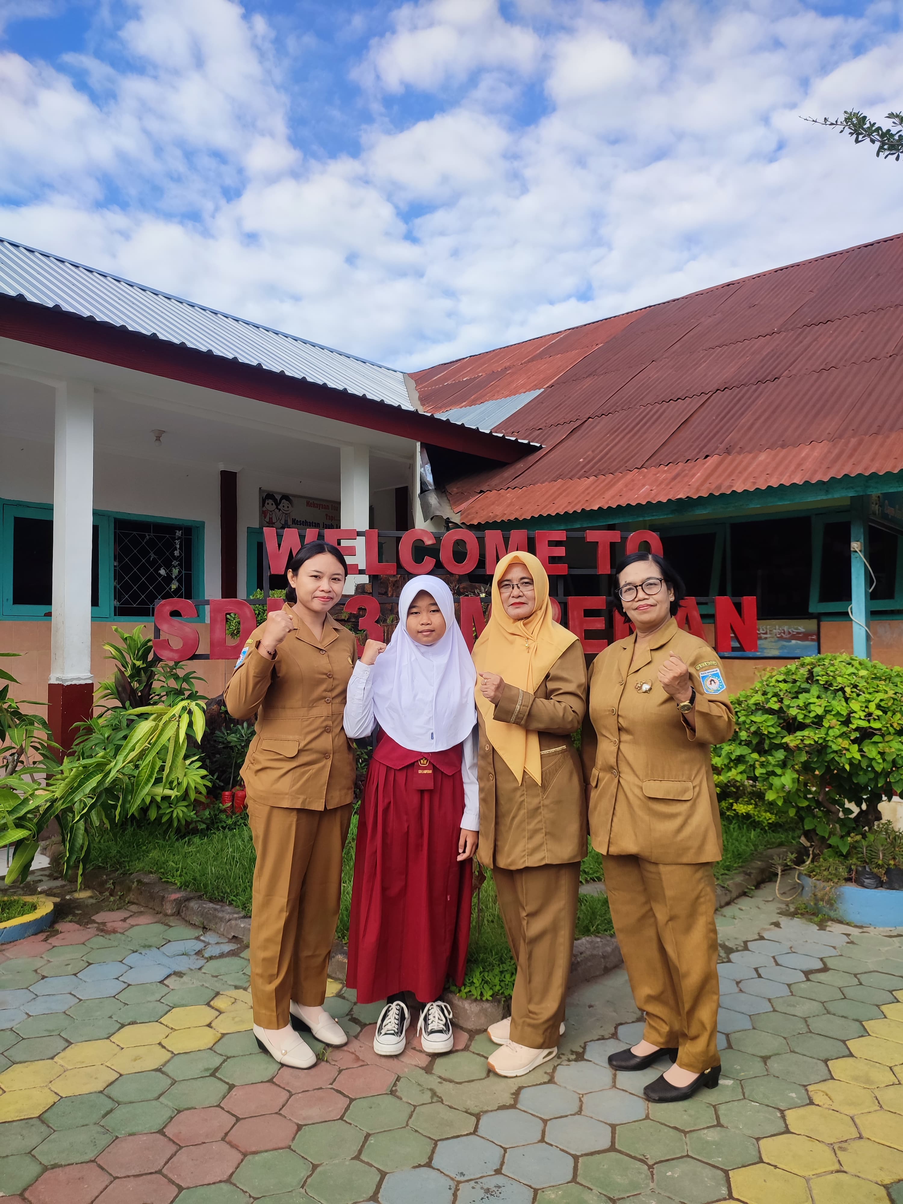 WAKIL MATARAM: Vivi Baria Nurafni, murid SDN 3 Ampenan yang mewakili Kota Mataram pada ajang OSN tingkat provinsi bersama kepala sekolah dan guru pembimbing. (SDN 3 AMPENAN FOR LOMBOK POST)