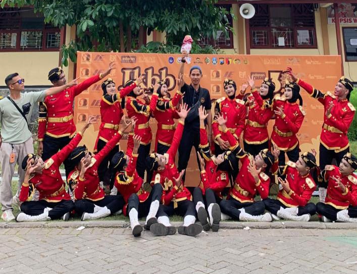 Pembina, pelatih dan siswa yang tergabung dalam Tim Paskib MAN 1 Lotim, berfoto bersama usai meraih juara di LKBB Proklamator yang berlangsung di SMAN 1 Blitar, Jatim, pada tanggal 21-22 Juni 2024.