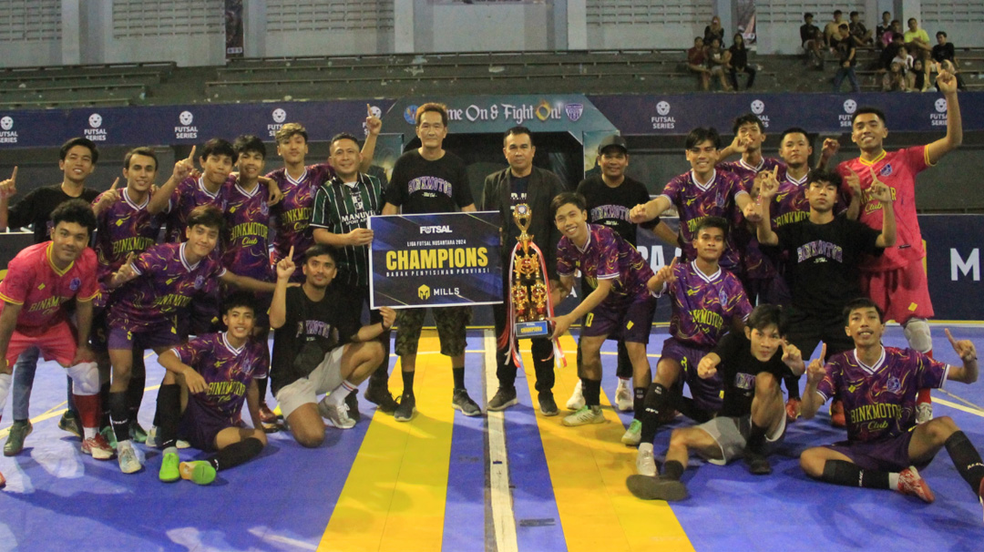 JUARA: Bink Motor FC menjadi juara LFN Regional NTB usai mengalahkan Cascado di partai puncak yang berlangsung di GOR 17 Desember, Jumat (21/6).(AFP NTB FOR LOMBOK POST)