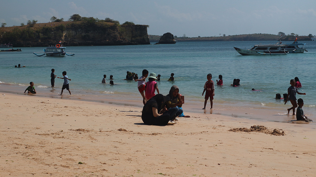 BERLIBUR: Sejumlah anak mandi di pantai pink yang berlokasi di Desa Sekaroh, Kecamatan Jerowaru, Lotim.(SUPARDI/LOMBOK POST)