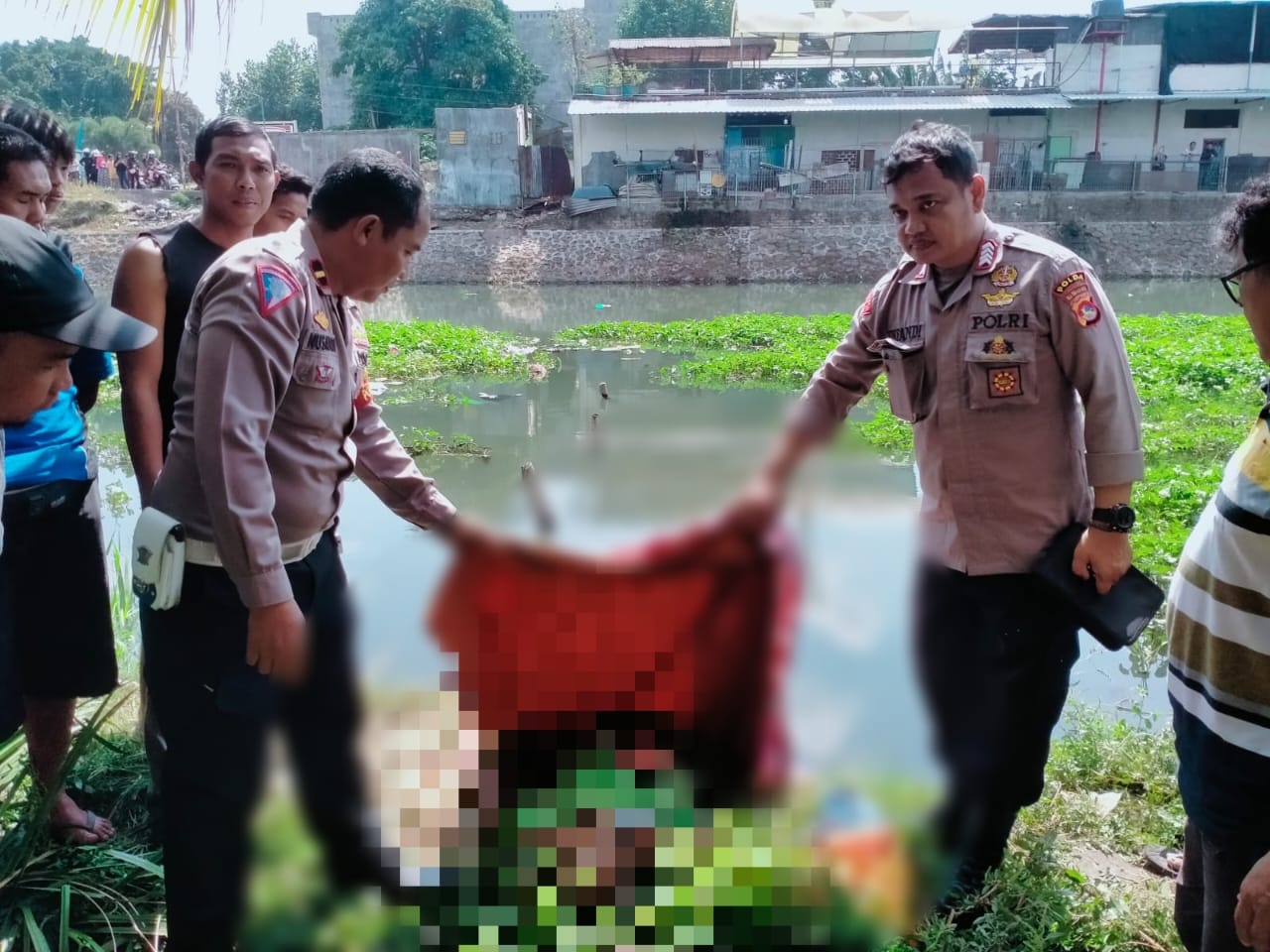 EVAKUASI: Petugas Polsek Ampenan mengevakuasi mayat yang ditemukan di Kali Jangkuk, Sabtu (22/6).(DOK POLSEK AMPENAN)