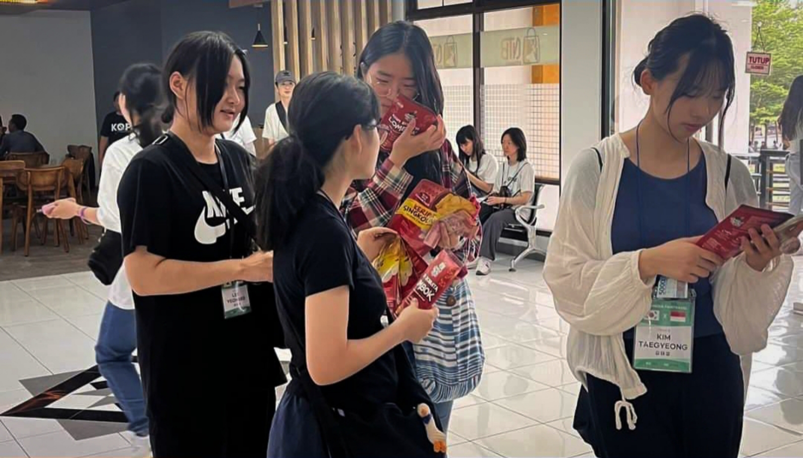 KUNJUNGAN: Sejumlah siswa SMA asal Korea Selatan yang datang berkunjung mengenal sekaligus membeli produk UMKM yang ada di NTB Mall. (IST/LOMBOK POST)