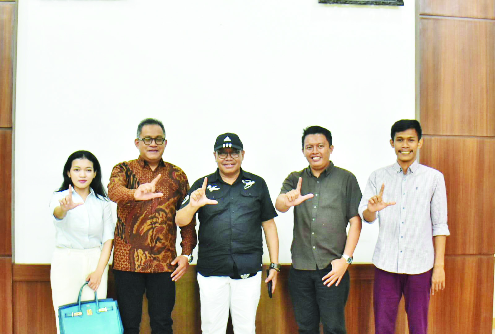Pj Gubernur NTB HL Gita Ariadi saat audiensi dengan manajemen Futura Energi Indonesia di Pendopo Gubernur NTB, (16/6).