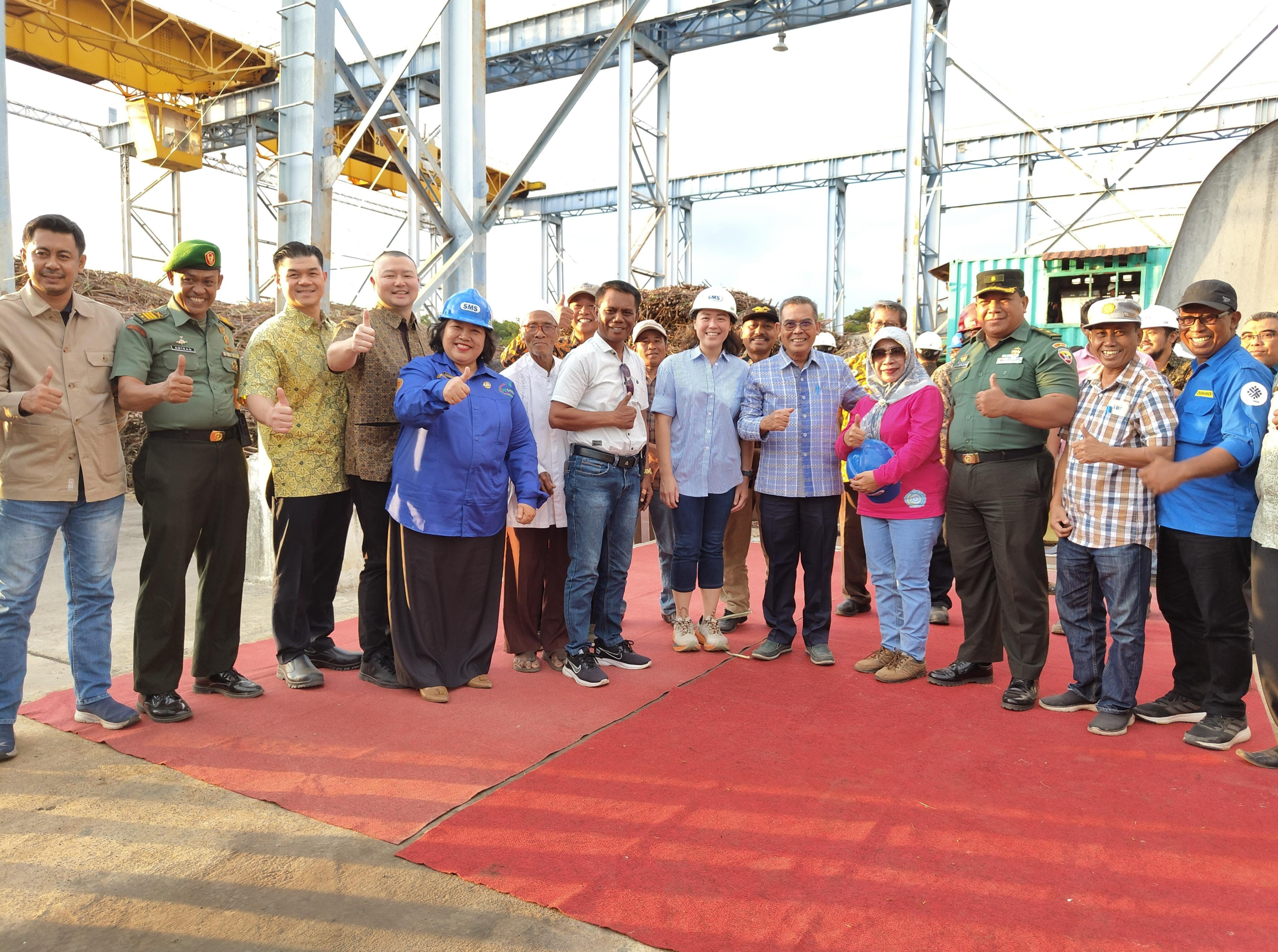 PRODUKSI GULA: Pihak perusahaan, pemda dan masyarakat saat menyaksikan Buka Giling 2024 di Kecamatan Pekat, akhir pekan lalu.(SMS FOR LOMBOK POST)